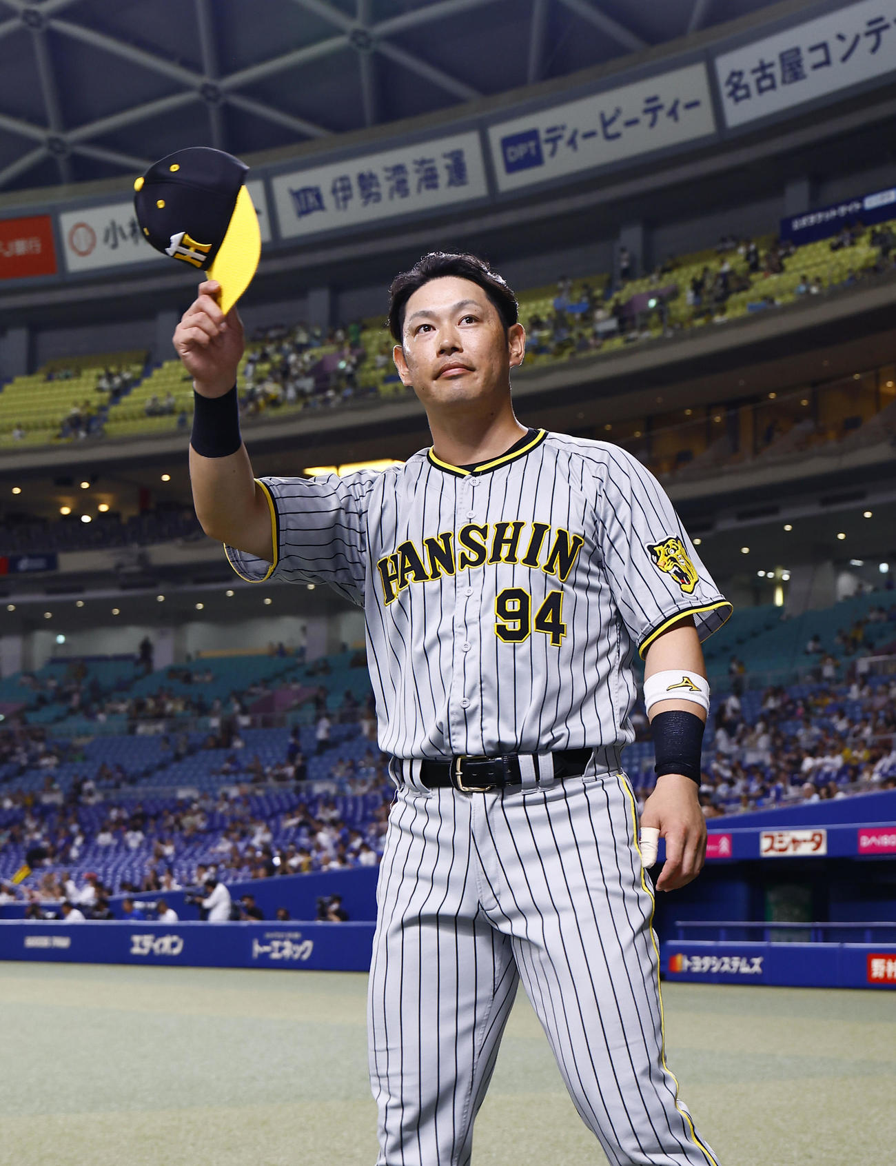 中日対阪神　中日に勝利し、ファンの声援に応える阪神原口（撮影・藤尾明華）