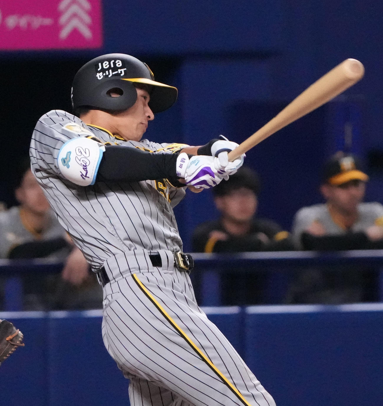 中日対阪神　10回表阪神2死満塁、左中間へ3点適時三塁打を放つ植田（撮影・森本幸一）