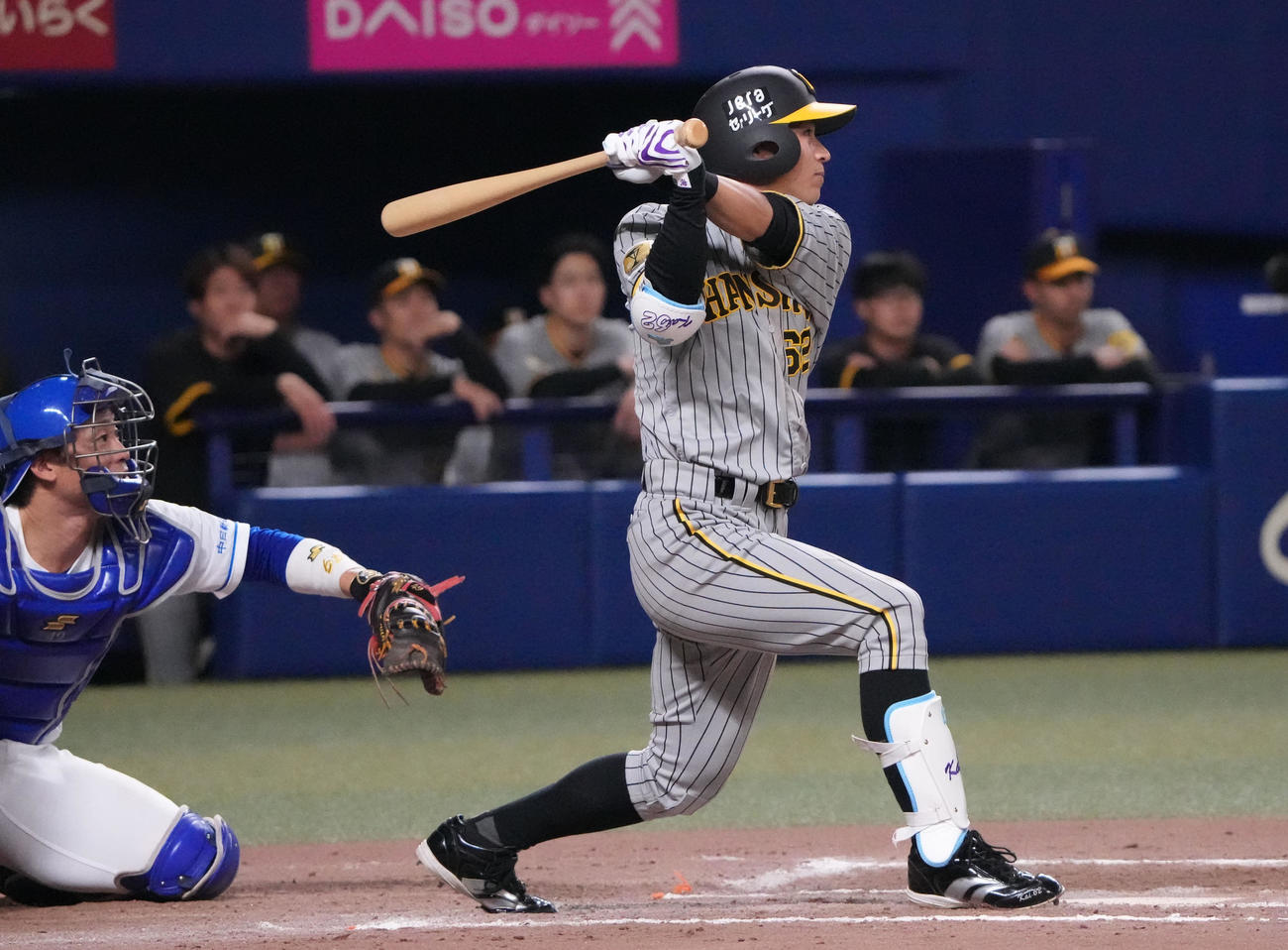 中日対阪神　10回表阪神2死満塁、左中間へ3点適時三塁打を放つ植田（撮影・森本幸一）