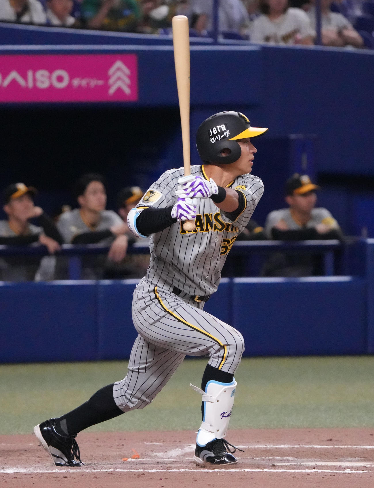 中日対阪神　10回表阪神2死満塁、左中間へ3点適時三塁打を放つ植田（撮影・森本幸一）