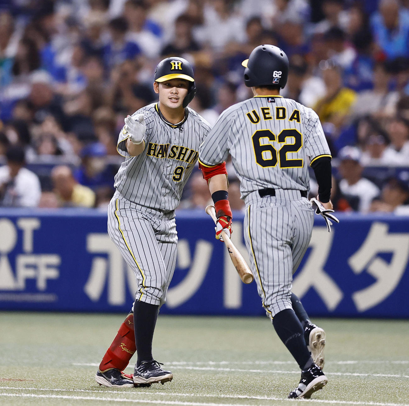 中日対阪神　9回表阪神1死、野口は右前打を放ち代走植とタッチを交わす（撮影・藤尾明華）