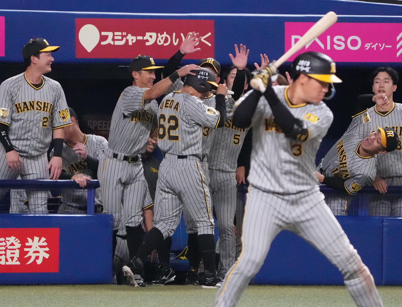 中日対阪神　10回表阪神2死三塁、佐藤輝の右適時二塁打で生還した植田を迎える阪神ナイン（撮影・森本幸一）
