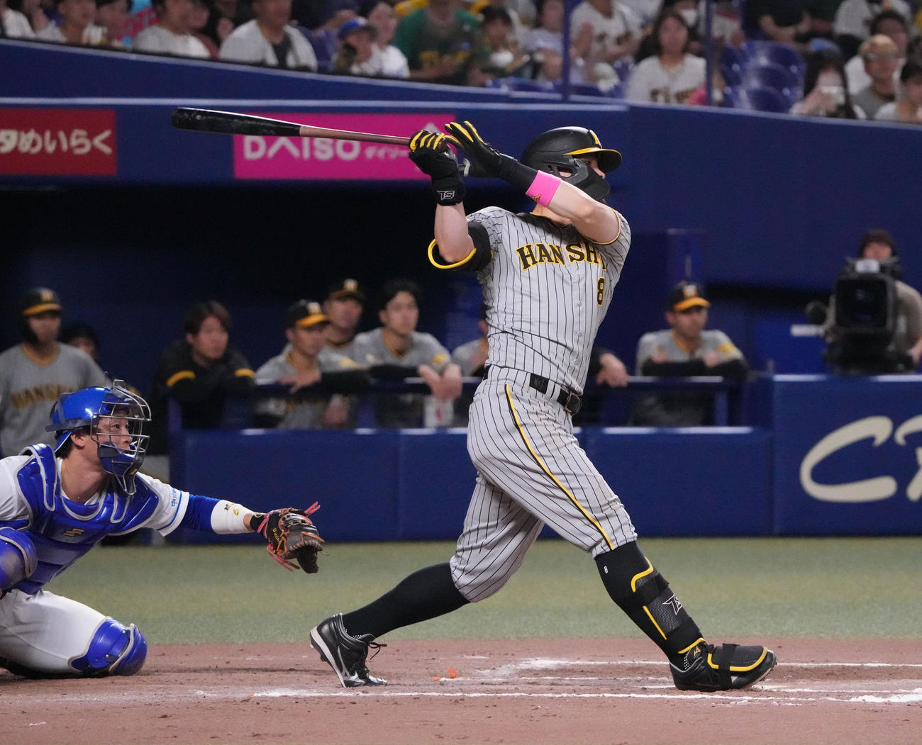 中日対阪神　10回表阪神2死三塁、右適時二塁打を放つ佐藤輝（撮影・森本幸一）