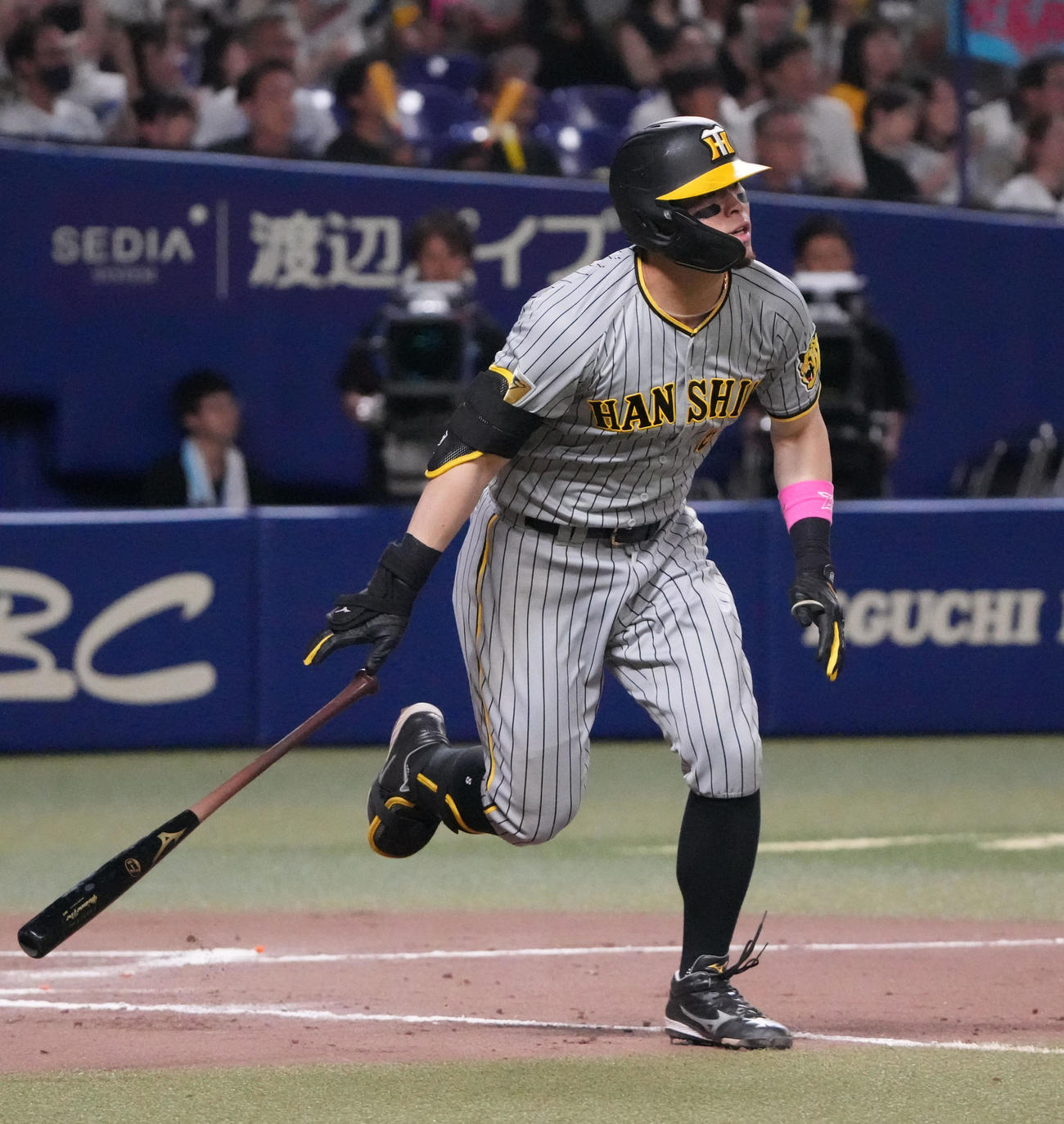 中日対阪神　10回表阪神2死三塁、右適時二塁打を放つ佐藤輝（撮影・森本幸一）
