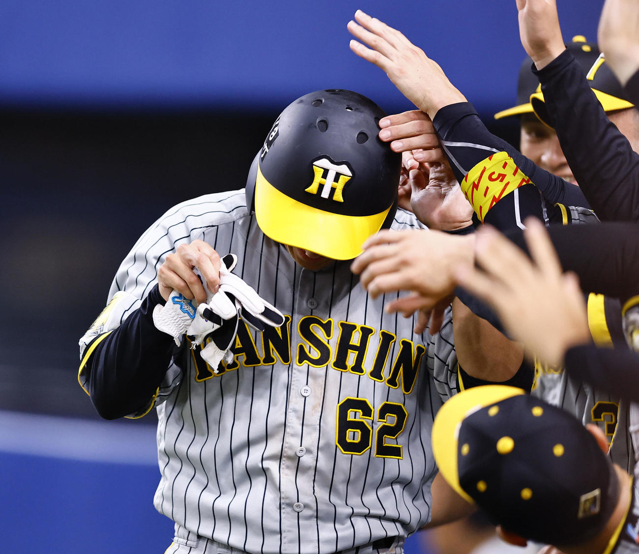 中日対阪神　10回表阪神2死三塁、佐藤輝の右前適時打で生還し、ナインに出迎えられる植田（撮影・藤尾明華）