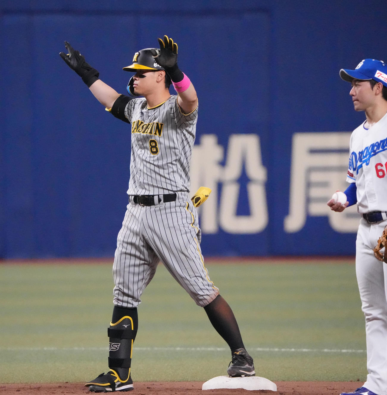 中日対阪神　10回表阪神2死三塁、右適時二塁打を放った佐藤輝（撮影・森本幸一）