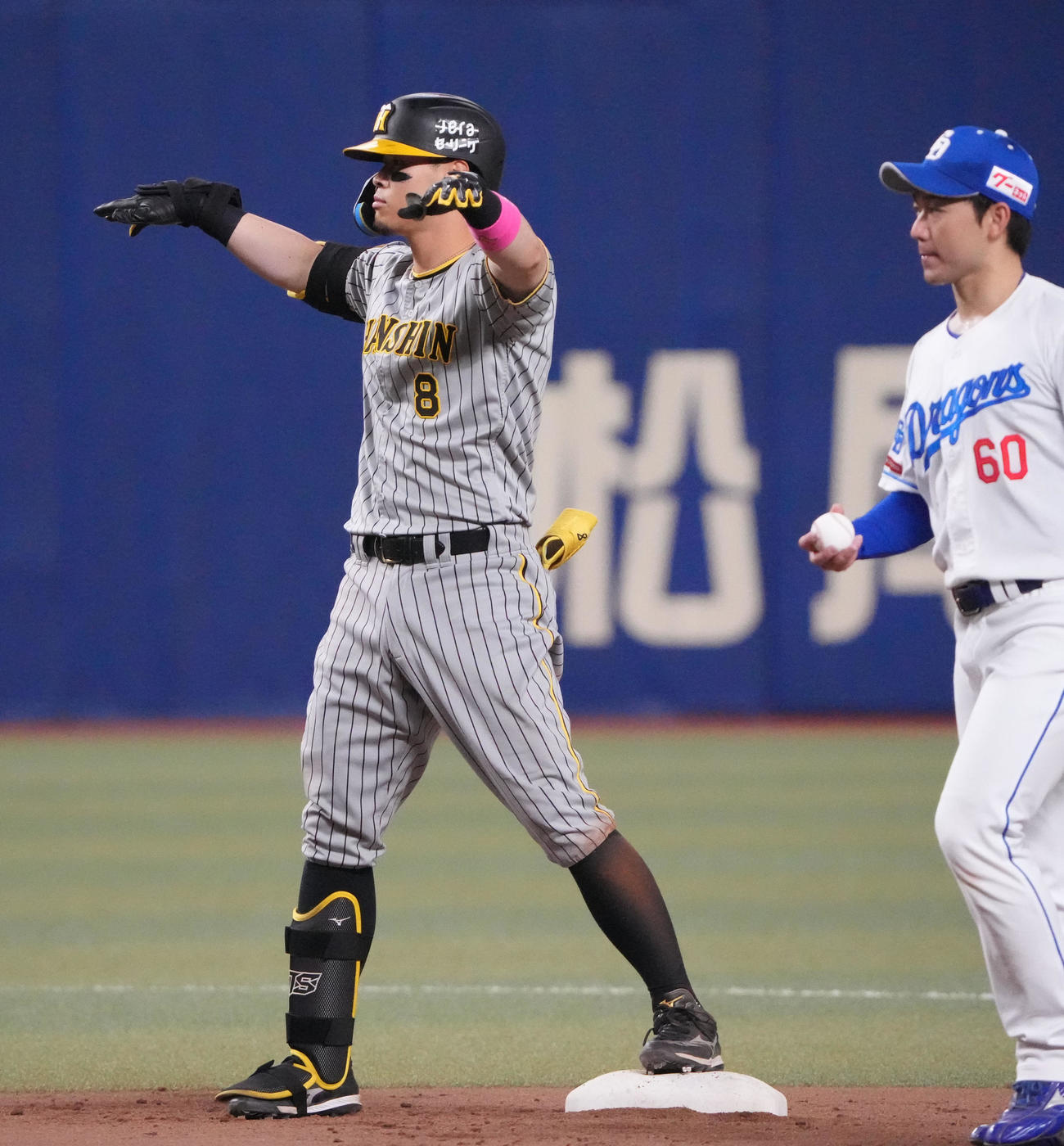 中日対阪神　10回表阪神2死三塁、右適時二塁打を放った佐藤輝（撮影・森本幸一）