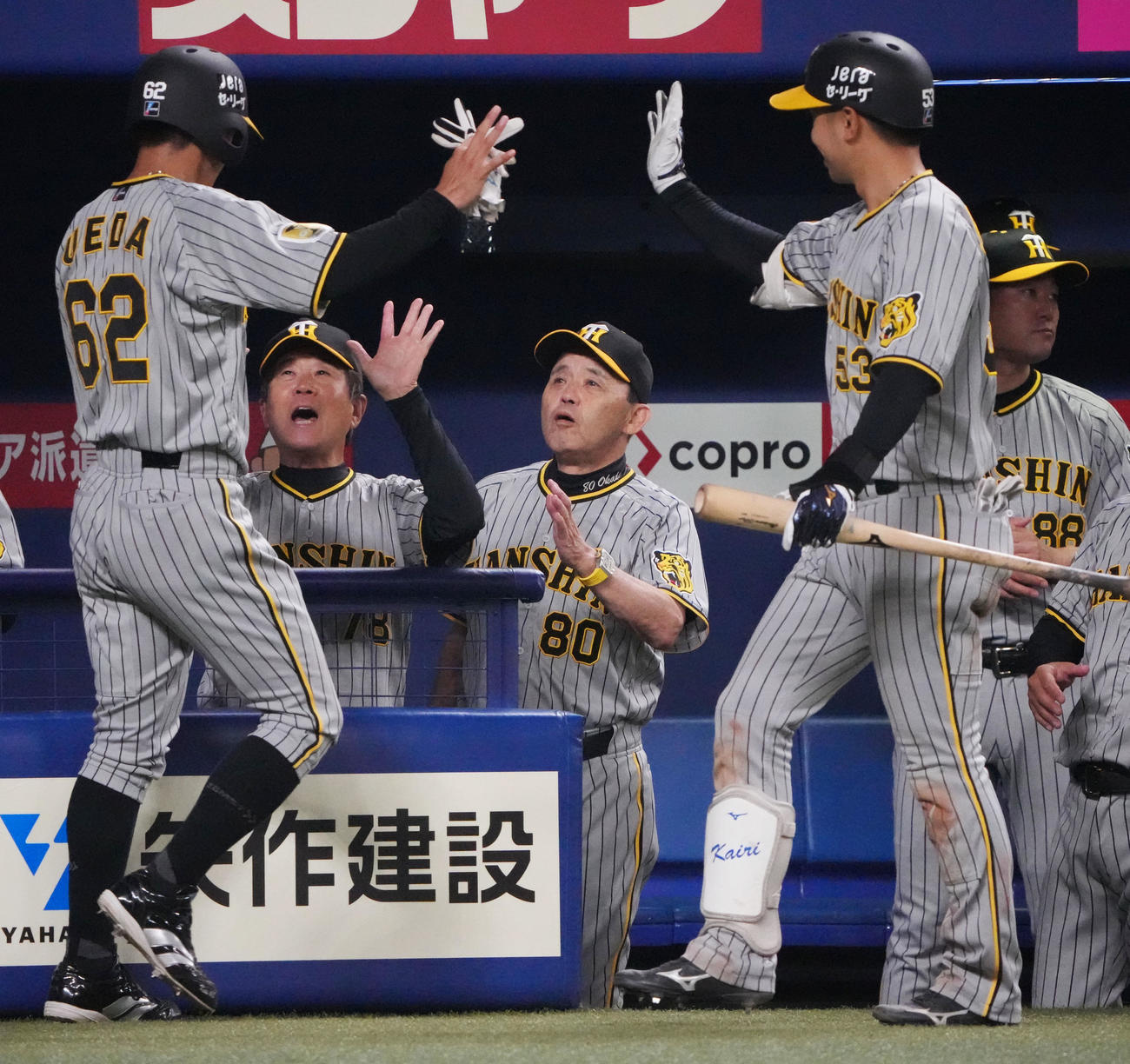 中日対阪神　10回表阪神2死三塁、佐藤輝の右適時二塁打で生還した植田を迎える岡田監督（中央）（撮影・森本幸一）