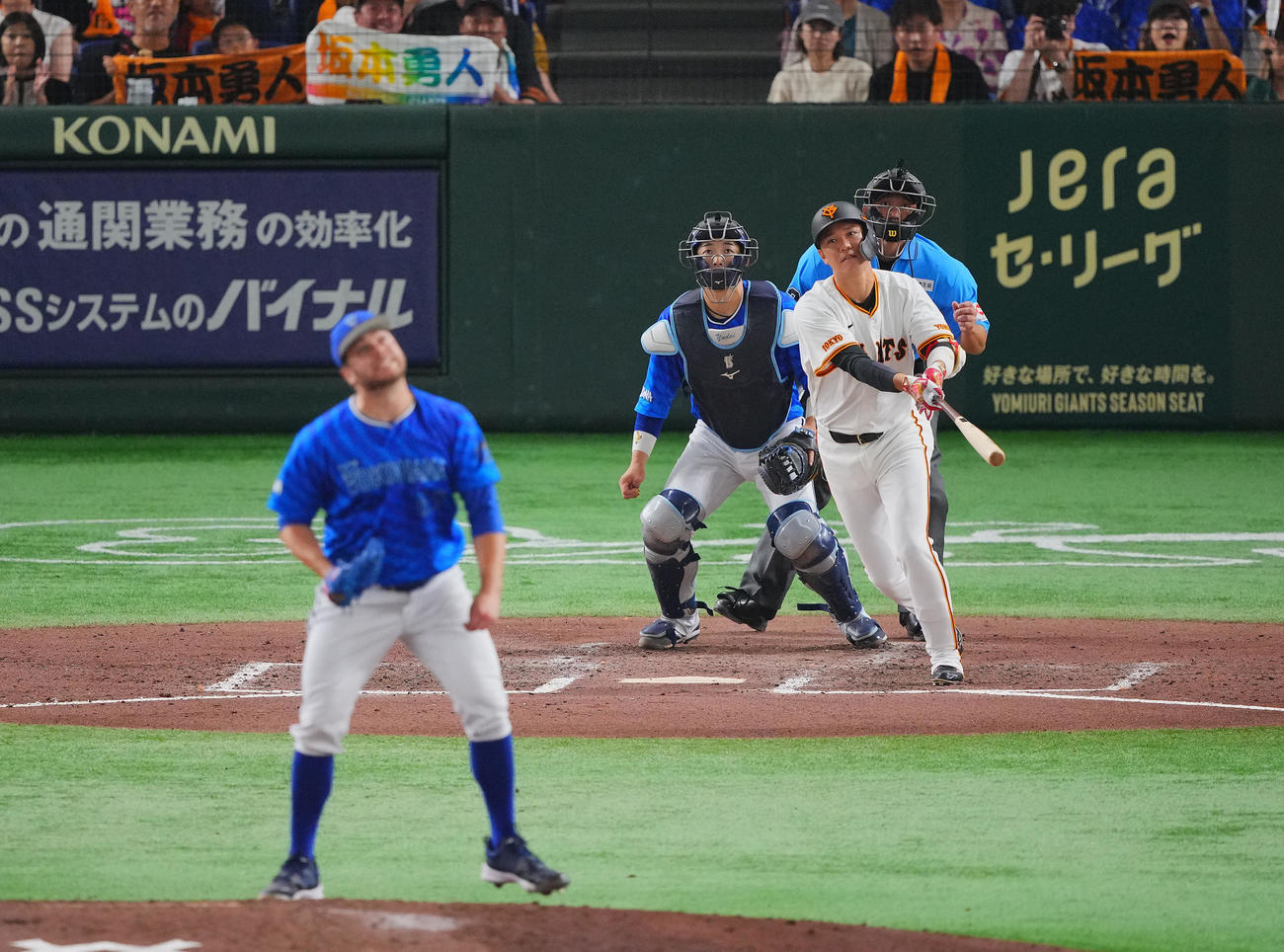 巨人対DeNA 7回裏巨人1死一塁、中飛に倒れる代打坂本。投手ケイ（撮影・垰建太）