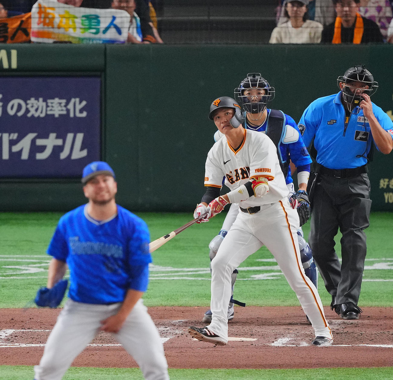 巨人対DeNA 7回裏巨人1死一塁、中飛に倒れる代打坂本。投手ケイ（撮影・垰建太）