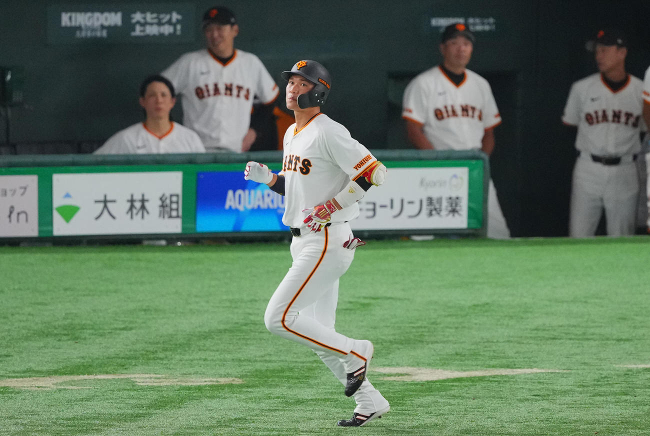 巨人対DeNA 7回裏巨人1死一塁、中飛に倒れさえない表情の代打坂本（撮影・垰建太）