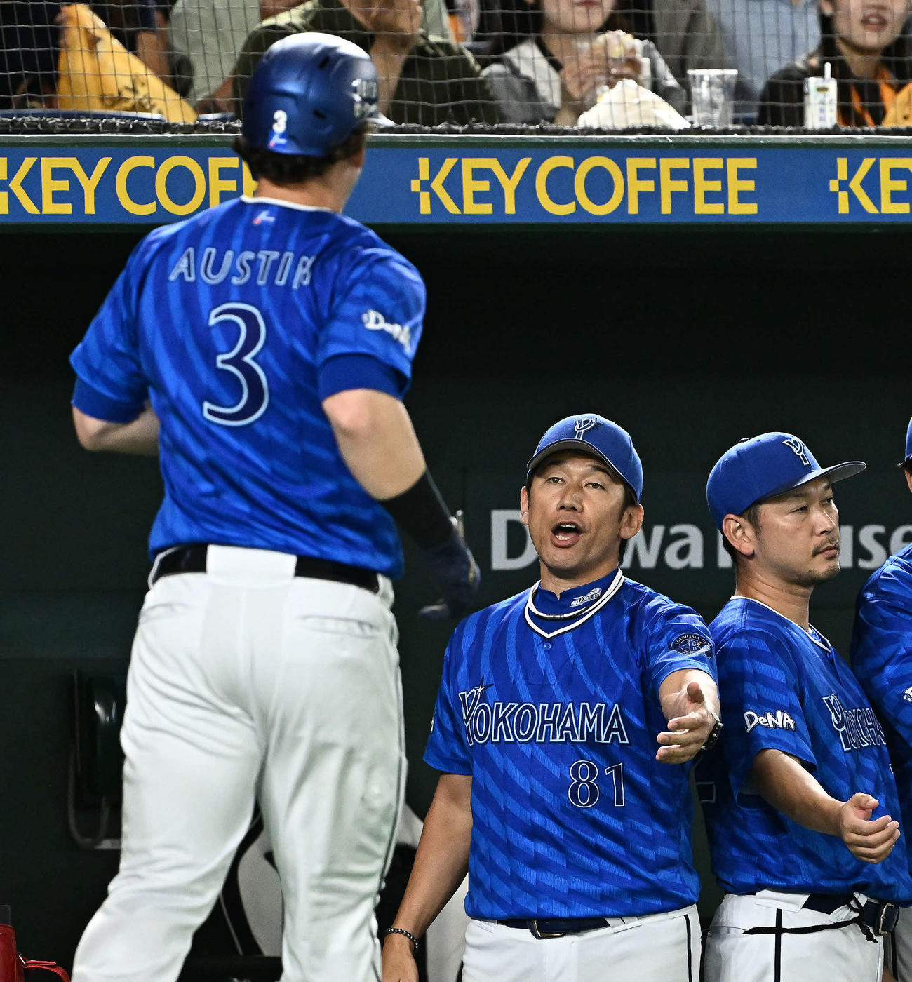 巨人対DeNA 1回表DeNA無死二、三塁、佐野の先制適時打で生還したオースティン（手前）を迎える三浦監督（後方左）（撮影・滝沢徹郎）