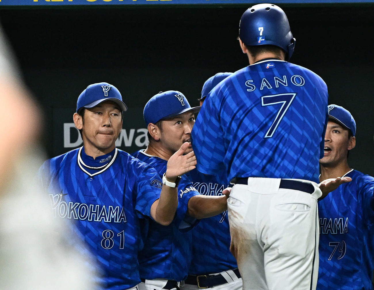 巨人対DeNA 1回表DeNA1死二、三塁、山本の犠飛で生還した佐野（手前）を迎える三浦監督（後方左）（撮影・滝沢徹郎）