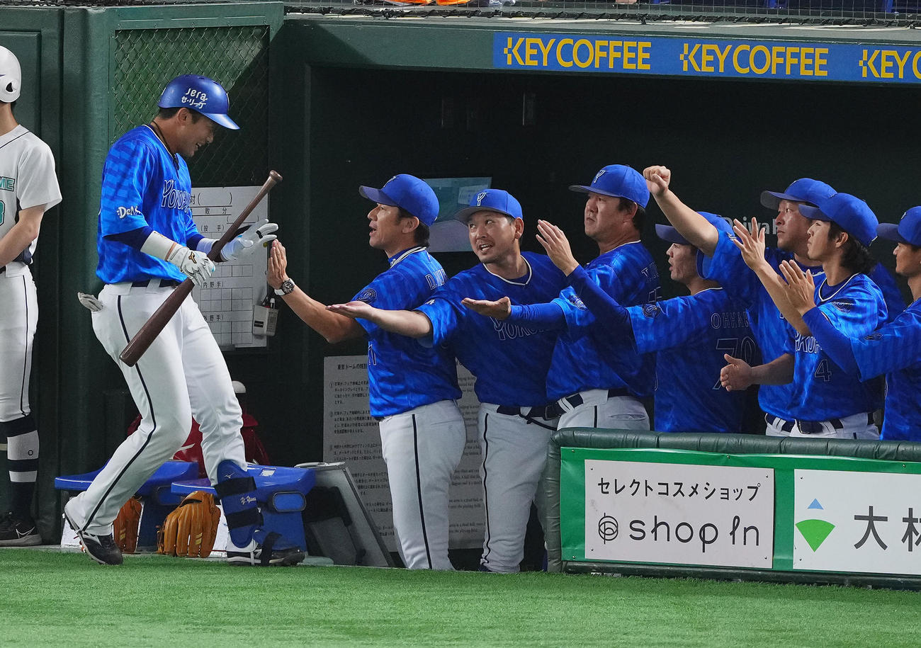 巨人対DeNA 1回表DeNA1死二、三塁、右犠飛を放った山本（左）を出迎える三浦監督（同2人目）ら（撮影・垰建太）