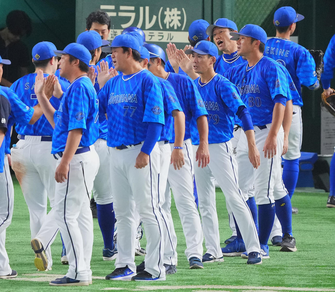巨人対DeNA　巨人に勝利したナインを出迎えるDeNA三浦監督（右から3人目）（撮影・垰建太）
