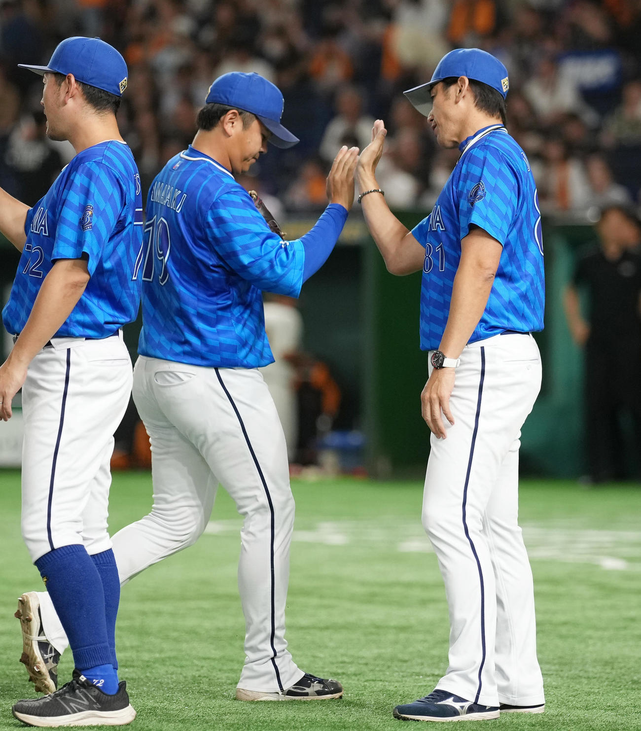 巨人対DeNA　巨人に勝利し、山崎（中央）らナインを迎えるDeNA三浦監督（撮影・鈴木みどり）