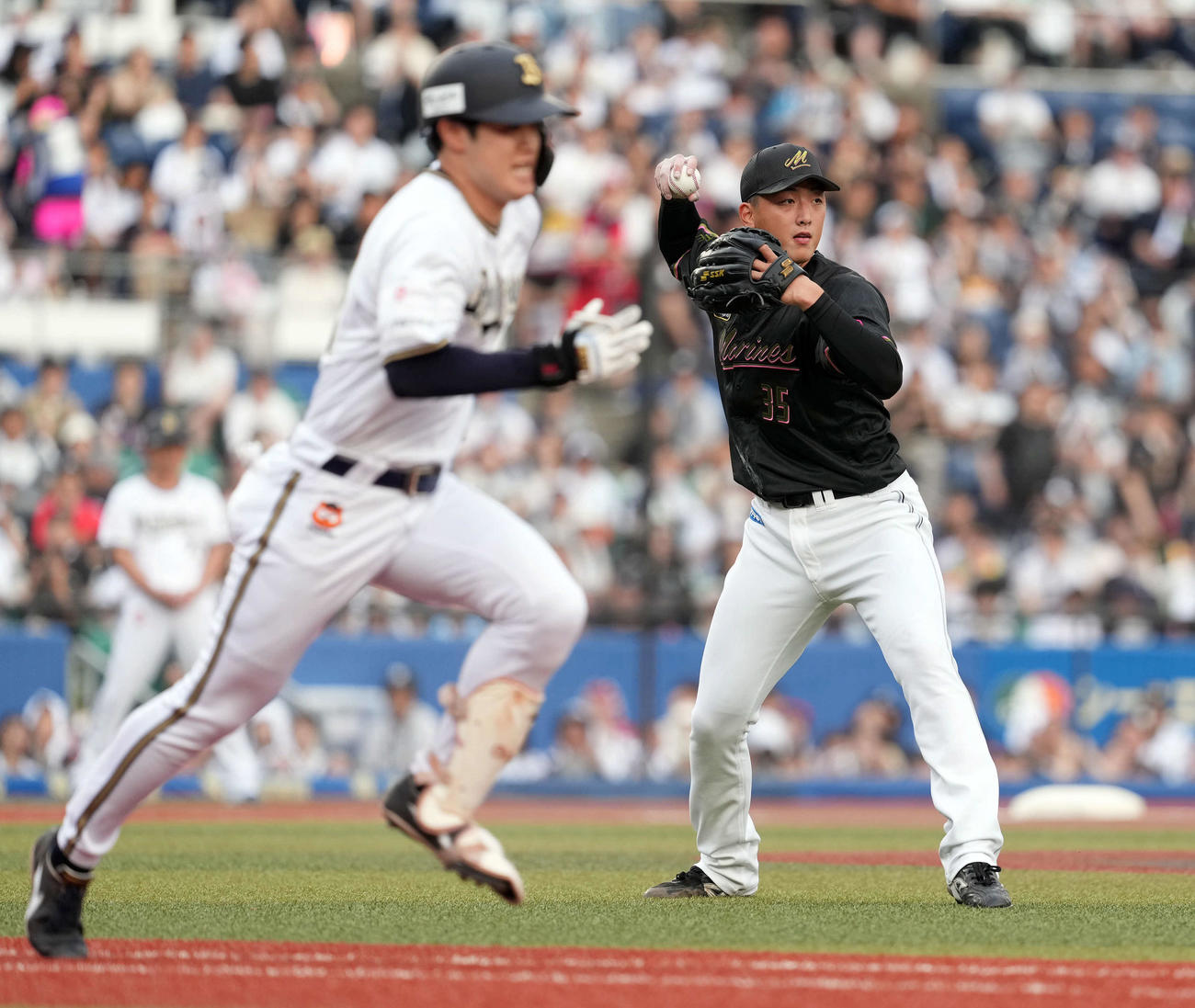 ロッテ対オリックス　1回表オリックス1死、太田椋を投ゴロに打ち取るロッテの先発田中晴（撮影・たえ見朱実）