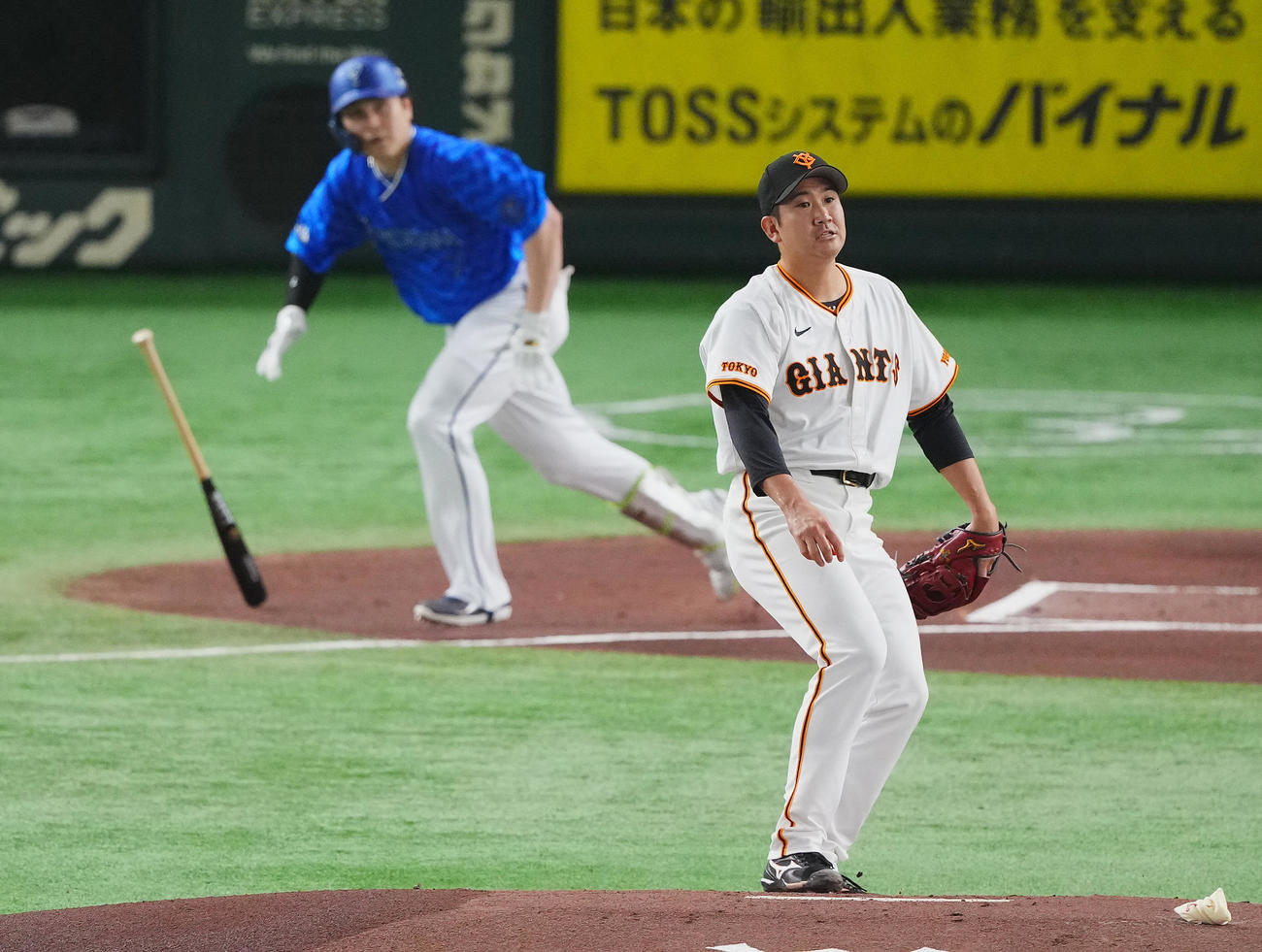 巨人対DeNA 1回表DeNA無死二、三塁、佐野（左）に先制の適時打を許す菅野（撮影・垰建太）