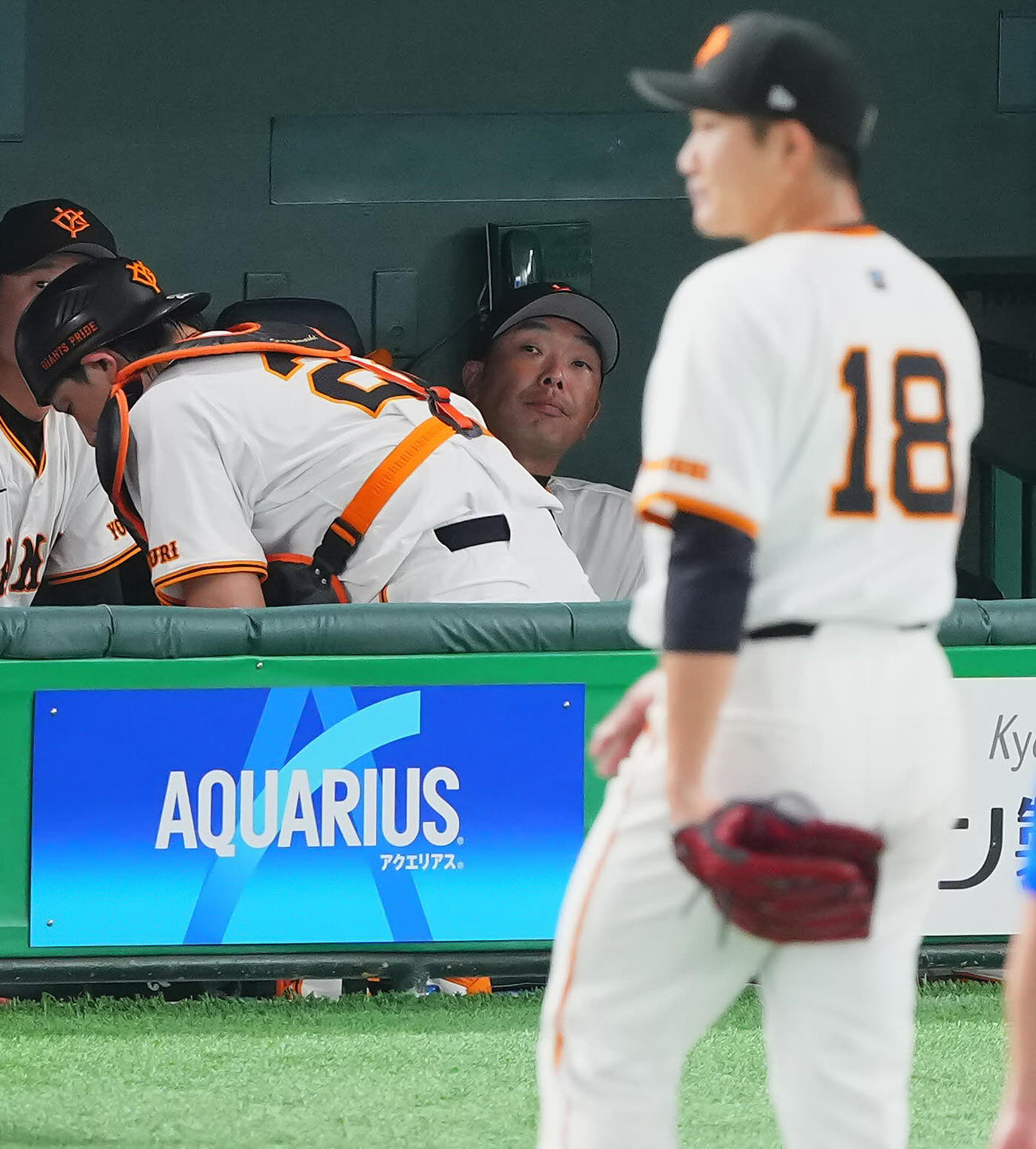 巨人対DeNA 4回表の登板を終え引き揚げる巨人先発の菅野（手前）を横目に渋い表情の阿部監督（中央）（撮影・垰建太）