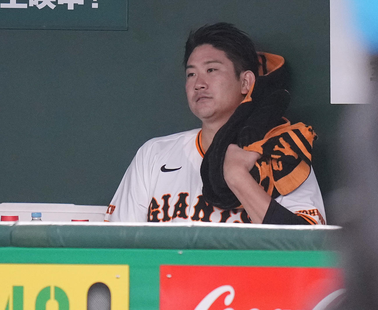 巨人対DeNA 5回裏巨人1死、代打に立岡を送られ降板となり、ベンチで汗を拭う菅野（撮影・鈴木みどり）