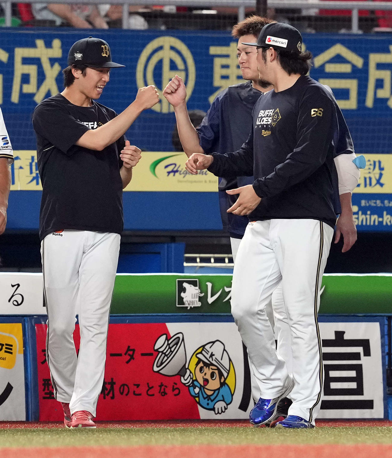 ロッテ対オリックス　今季2勝目を挙げ笑顔を見せるオリックス斎藤（左）（撮影・たえ見朱実）