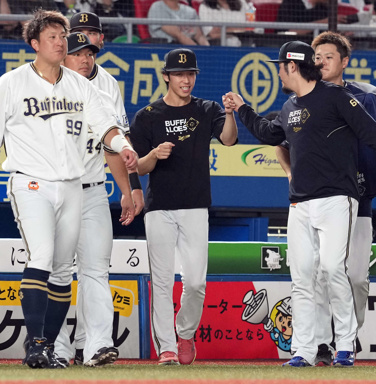 ロッテ対オリックス　今季2勝目を挙げ笑顔を見せるオリックス斎藤（中央）（撮影・たえ見朱実）