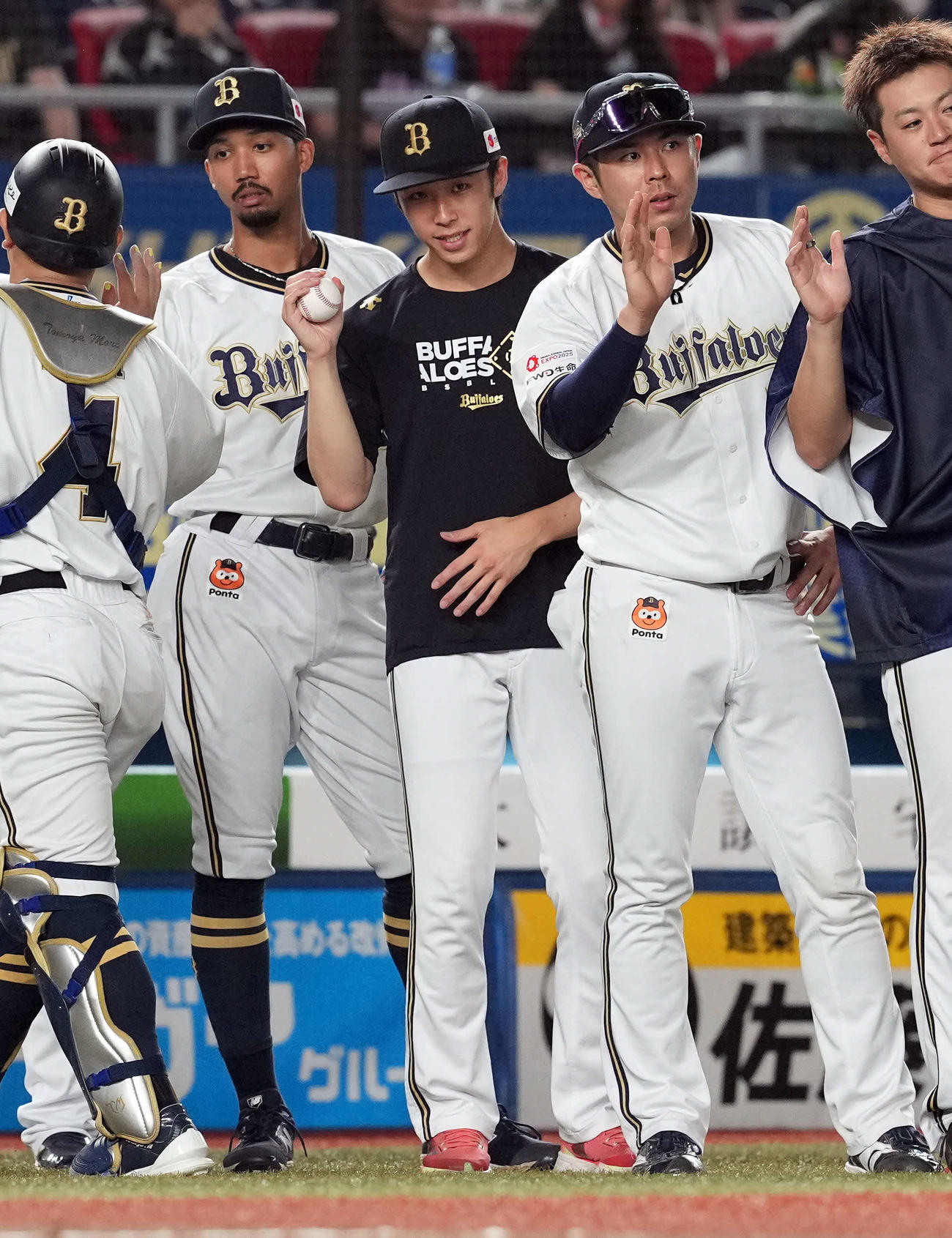 ロッテ対オリックス　今季2勝目を挙げウイニングボールを手にするオリックス斎藤（中央）（撮影・たえ見朱実）