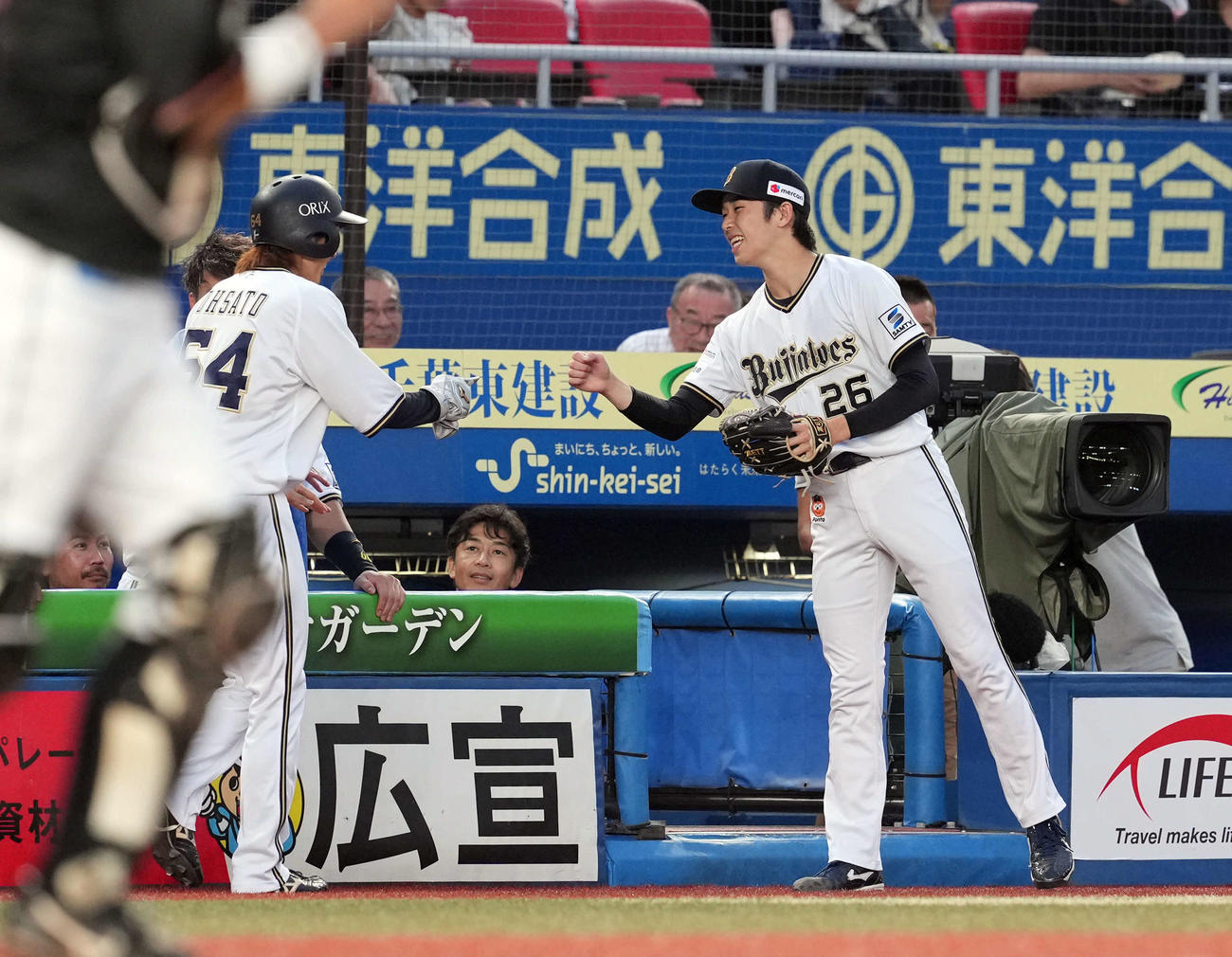 ロッテ対オリックス　5回表オリックス2死二塁、太田の中前打で生還した大里を迎える斎藤（撮影・たえ見朱実）
