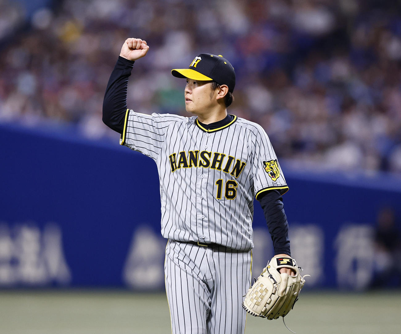 中日対阪神　4回裏中日1死一、三塁、高橋周平を投ゴロ併殺に打ち取りガッツポーズをする西勇（撮影・藤尾明華）