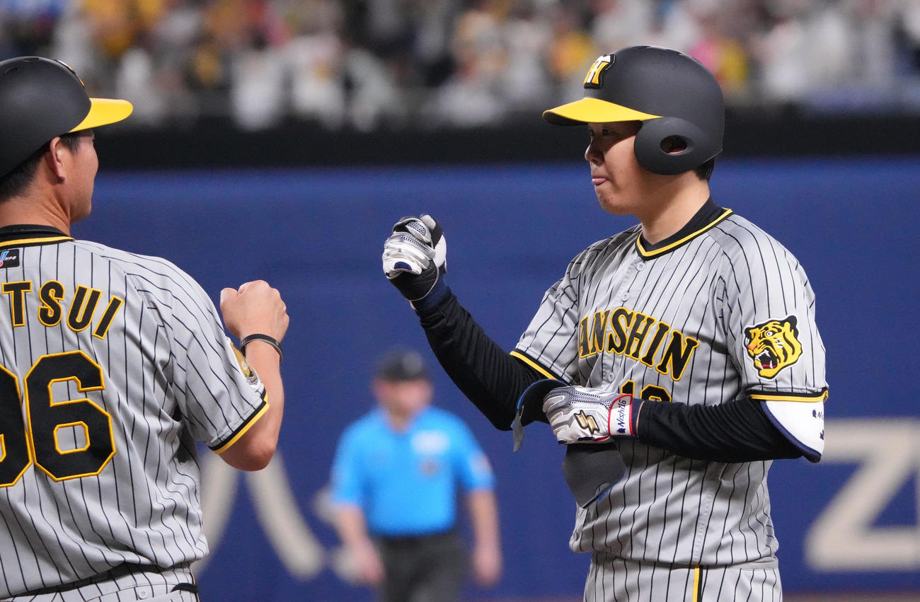 中日対阪神　3回表阪神1死三塁、中前適時打を放った西勇（右）（撮影・森本幸一）