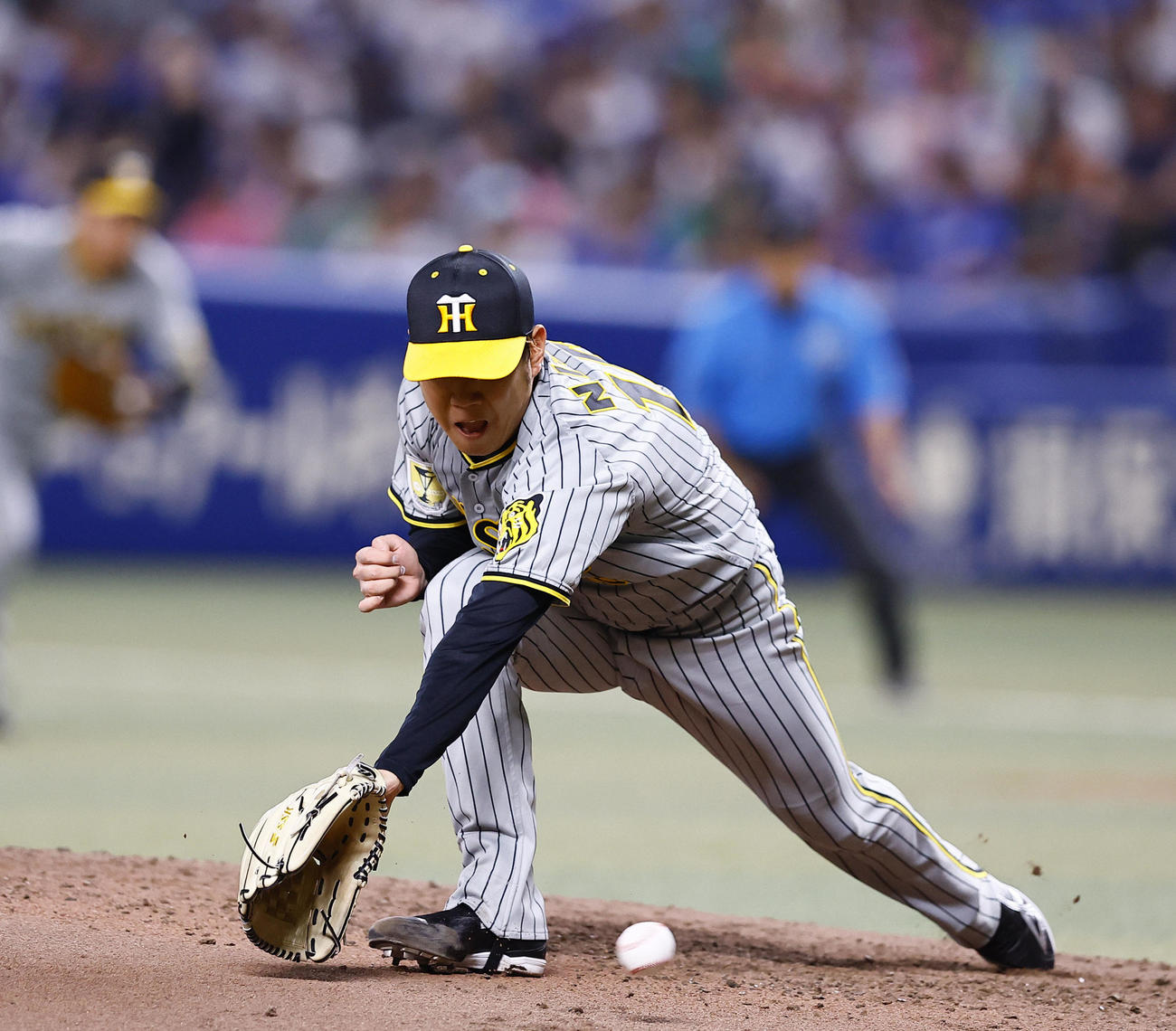 中日対阪神　3回裏中日無死、松葉の投ゴロで好守を見せる西勇（撮影・藤尾明華）
