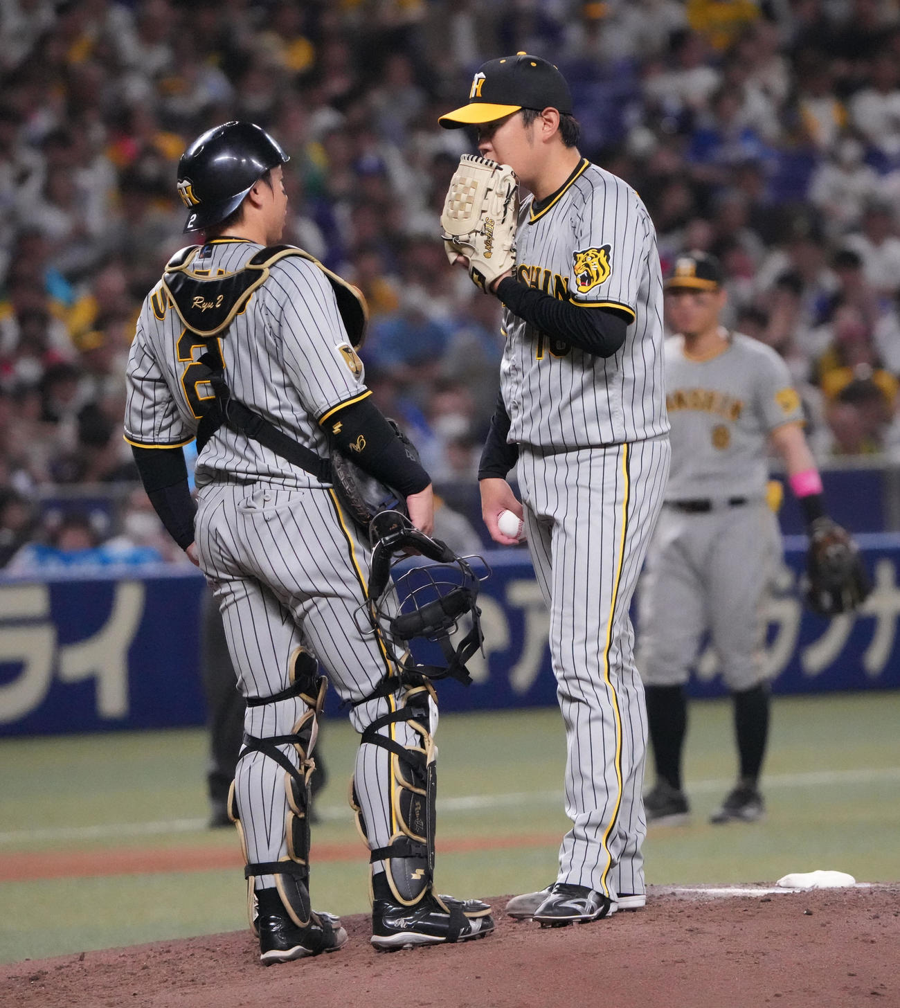 中日対阪神　4回裏中日1死三塁、梅野と言葉を交わす西勇（右）（撮影・森本幸一）