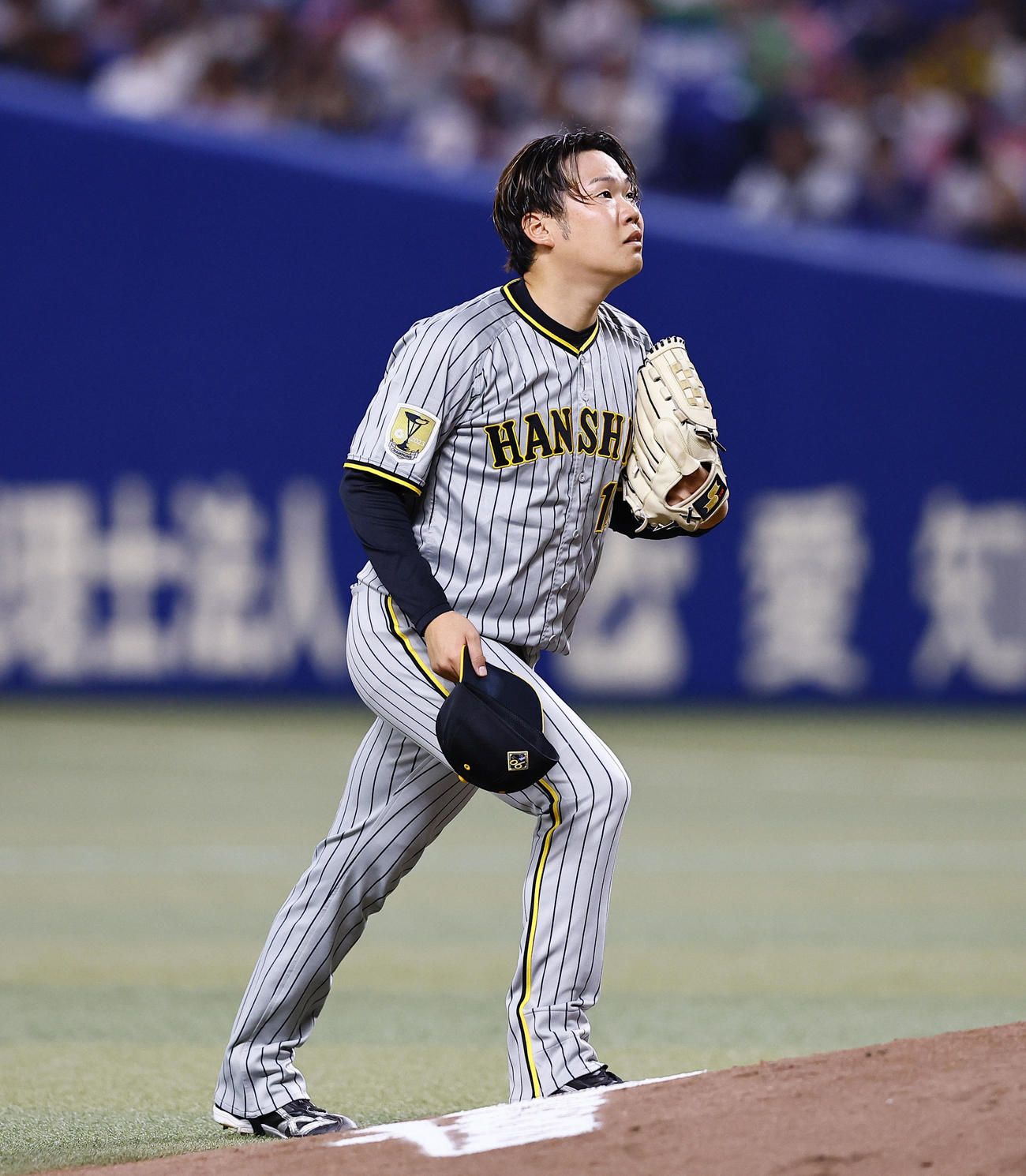 中日対阪神　4回裏中日1死二塁、マウンド付近で足を伸ばす西勇（撮影・藤尾明華）