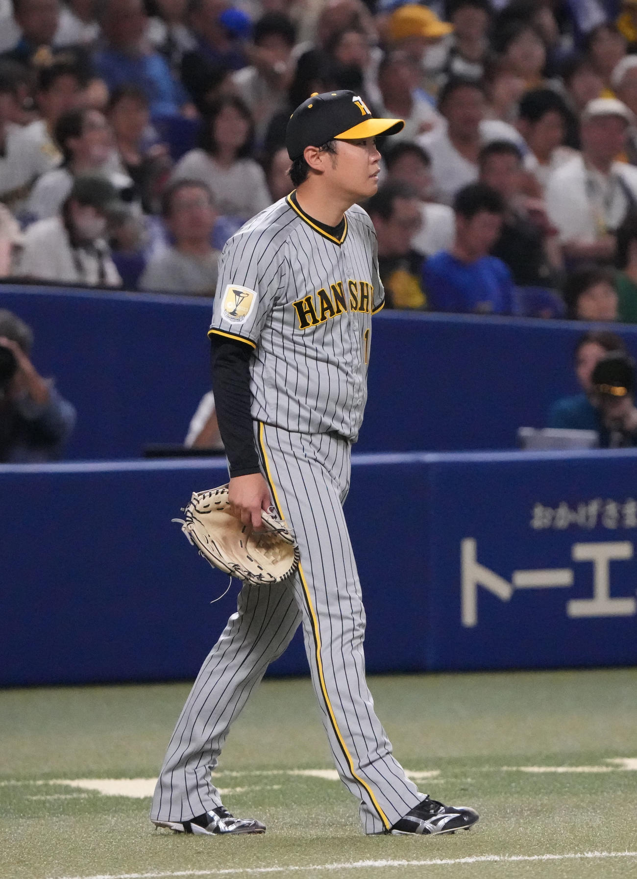 中日対阪神　4回裏中日1死三塁、足を気にする西勇（撮影・森本幸一）