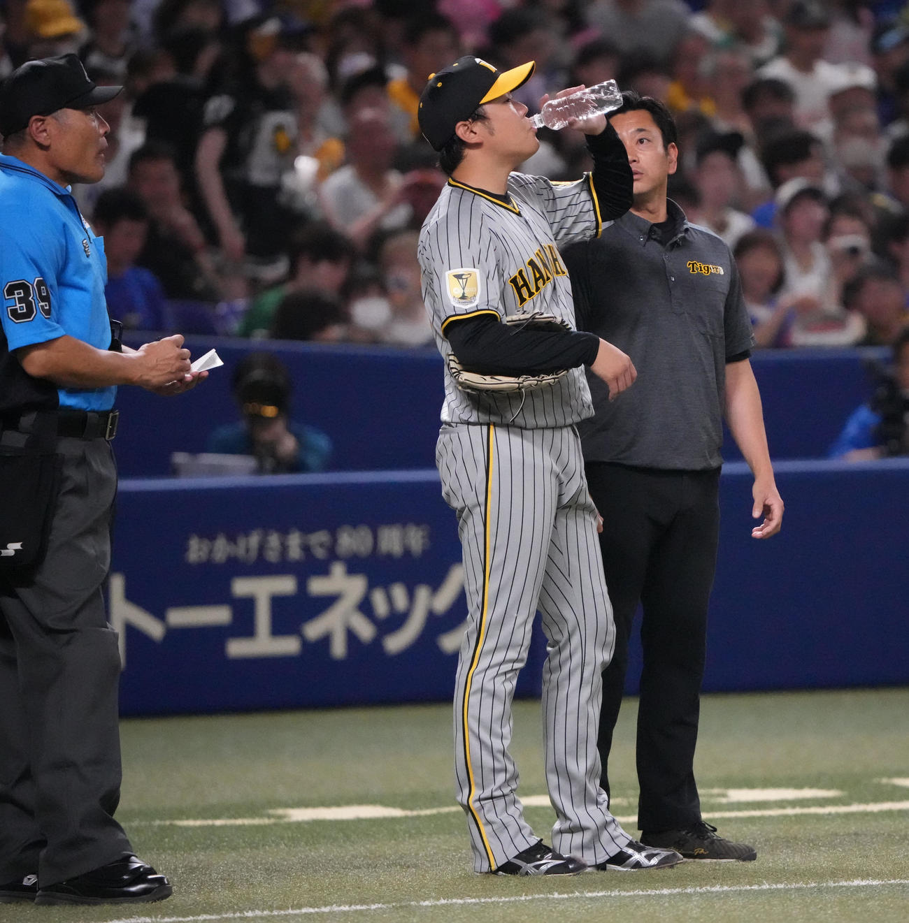中日対阪神　4回裏中日1死三塁、水分補給をする西勇（撮影・森本幸一）