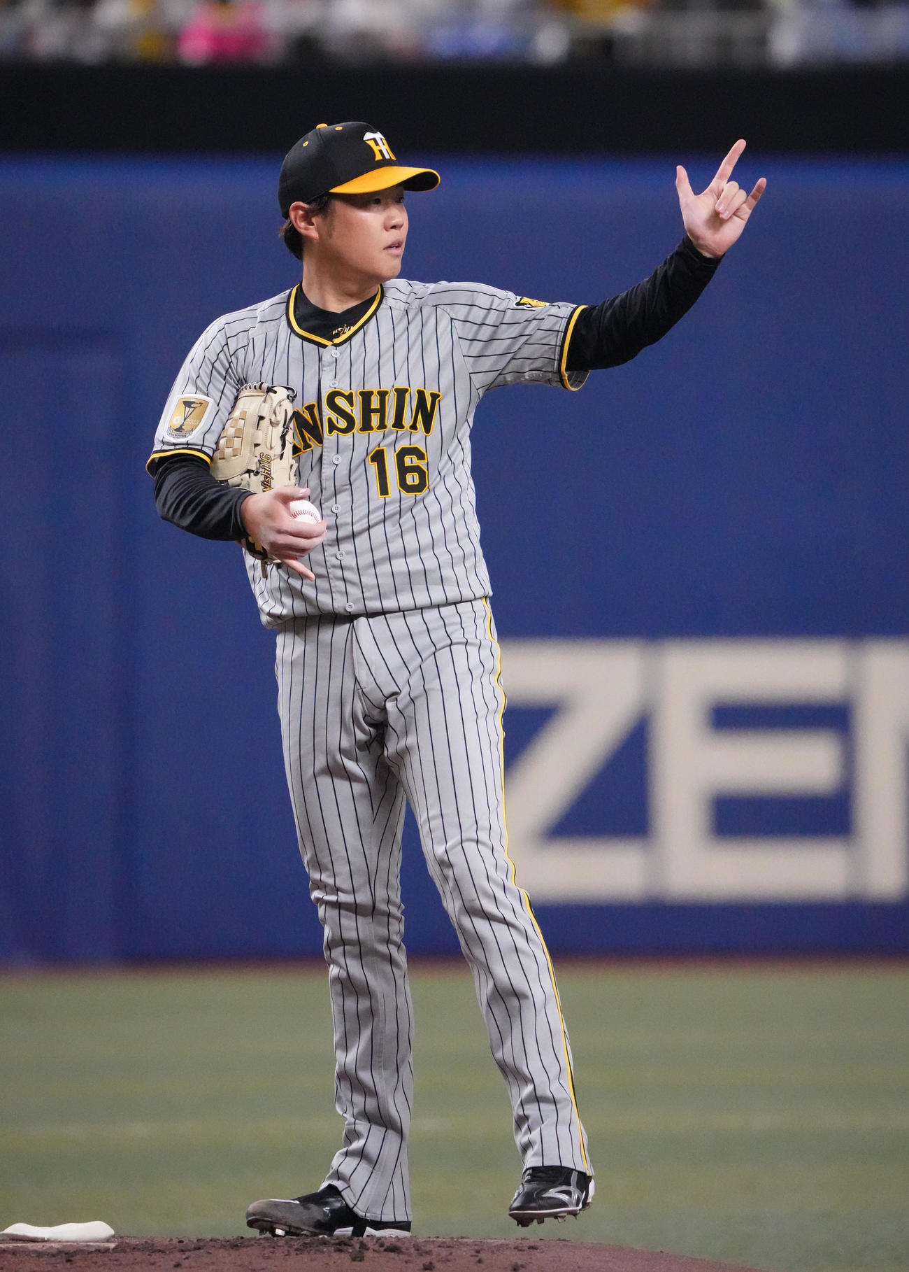 中日対阪神　1回裏、野手に声をかけ合図を送る阪神先発の西勇（撮影・森本幸一）