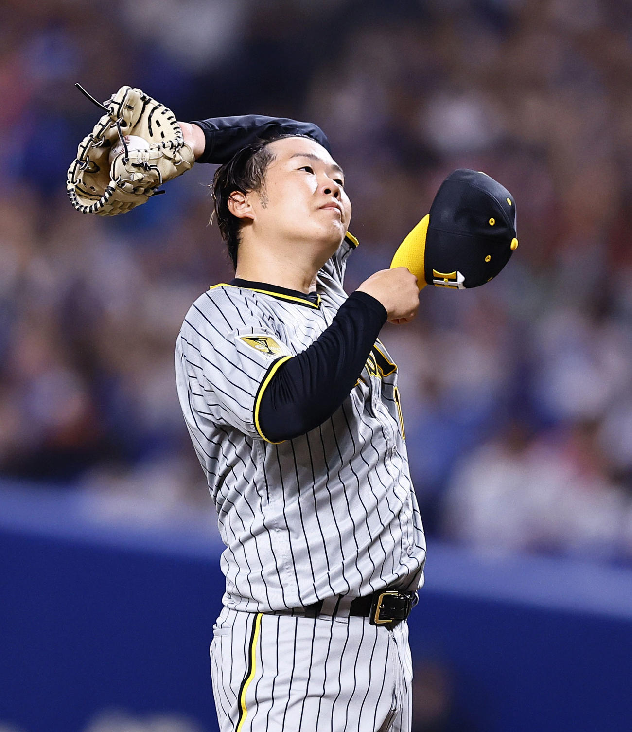 中日対阪神　5回裏中日1死三塁、松葉に中前適時打を許し汗をぬぐう西勇（撮影・藤尾明華）