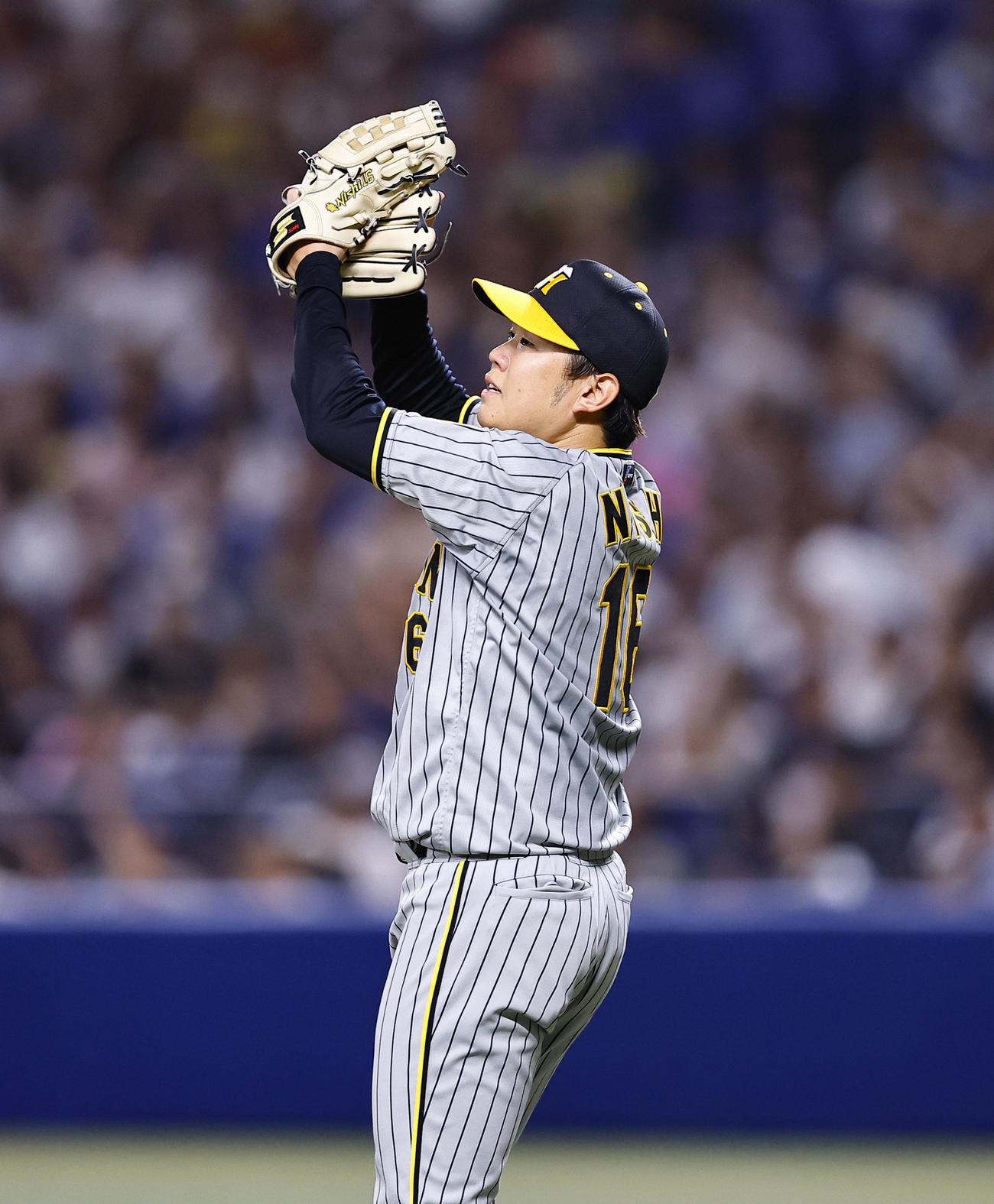 中日対阪神　6回裏中日2死満塁、木下を中飛に打ち取りグラブをたたく西勇（撮影・藤尾明華）