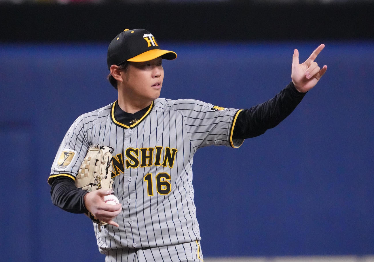 中日対阪神　1回裏、野手に声をかけ合図を送る阪神先発の西勇（撮影・森本幸一）
