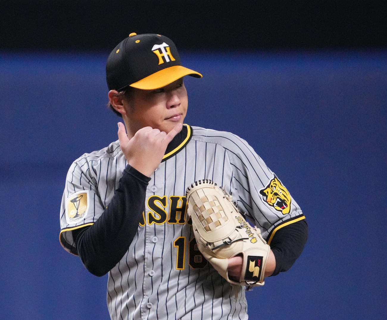 中日対阪神　1回裏、野手に声をかけ合図を送る阪神先発の西勇（撮影・森本幸一）