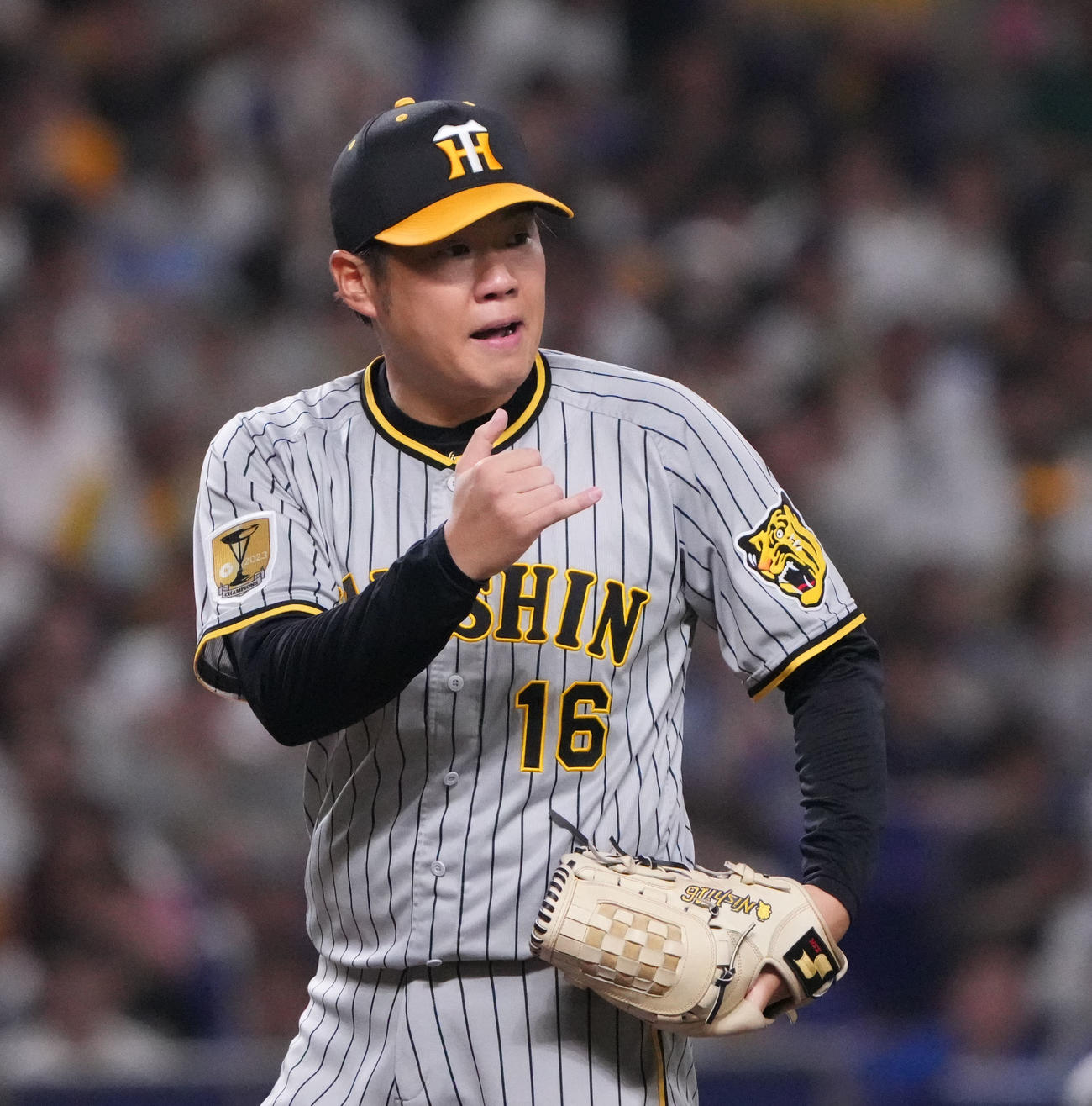 中日対阪神　2回裏、野手に声尾をかける西勇（撮影・森本幸一）