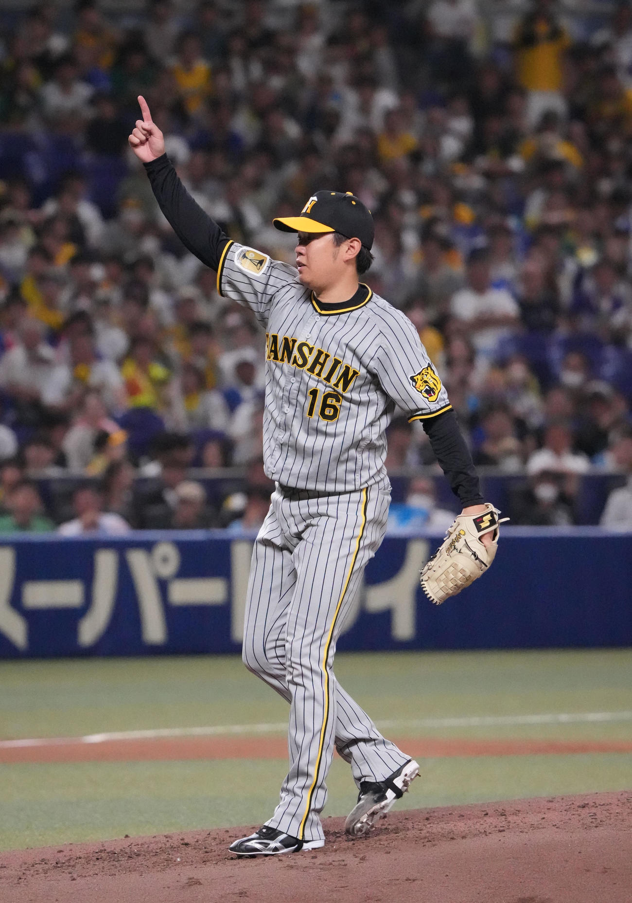 中日対阪神　2回裏中日1死、ハーフスイングをアピールする西勇（撮影・森本幸一）