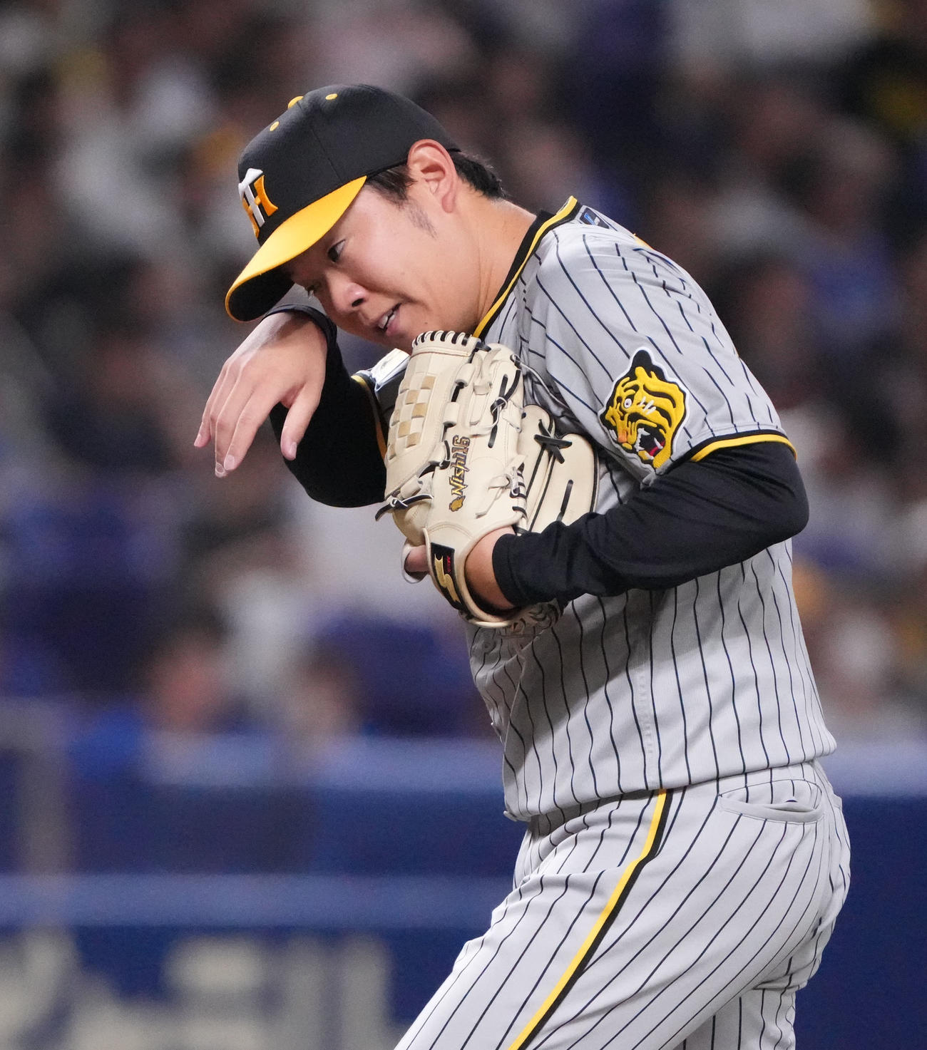 中日対阪神　2回裏中日1死一、二塁、汗を拭く西勇（撮影・森本幸一）