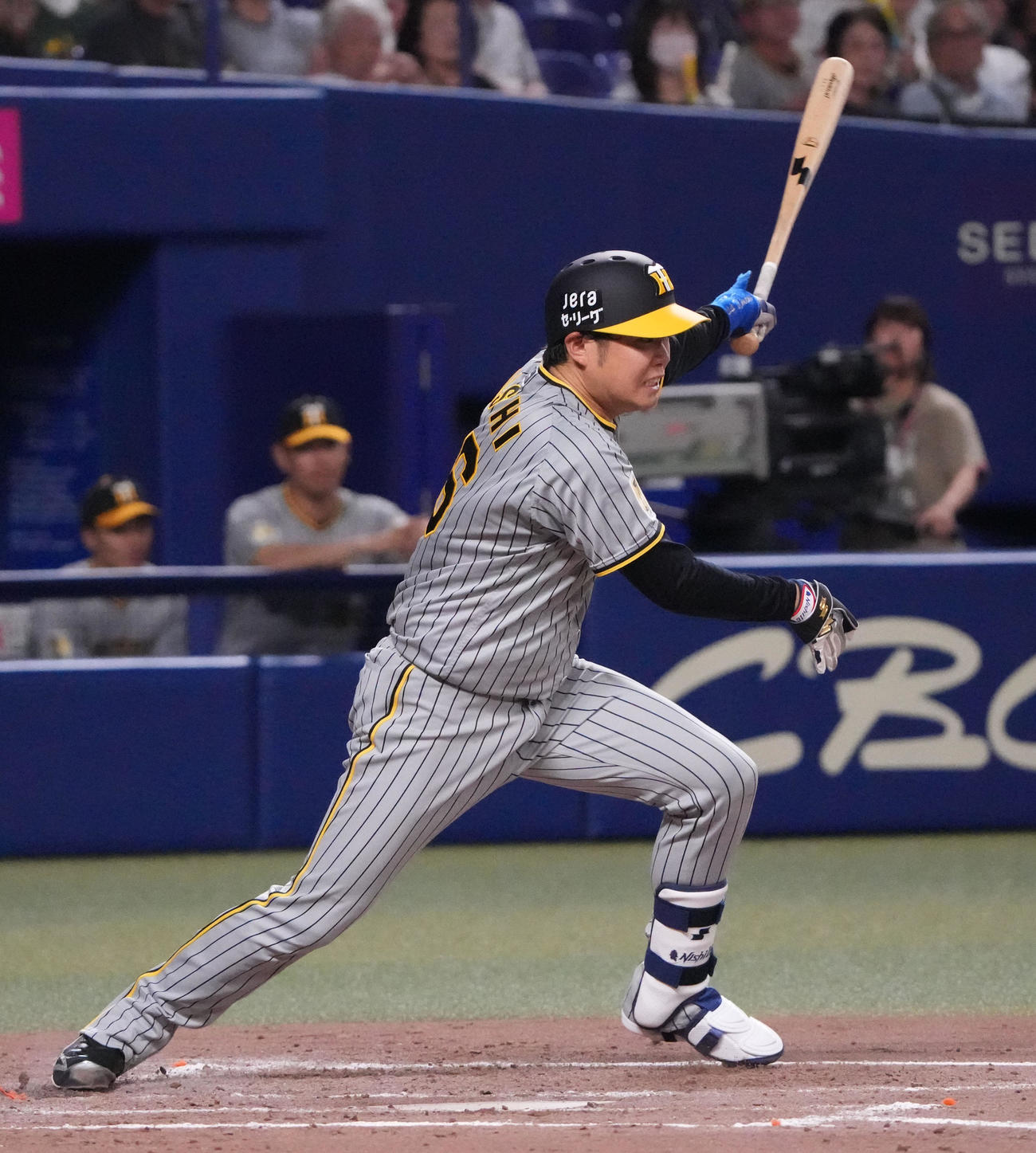 中日対阪神　3回表阪神1死三塁、中前適時打を放つ西勇（撮影・森本幸一）