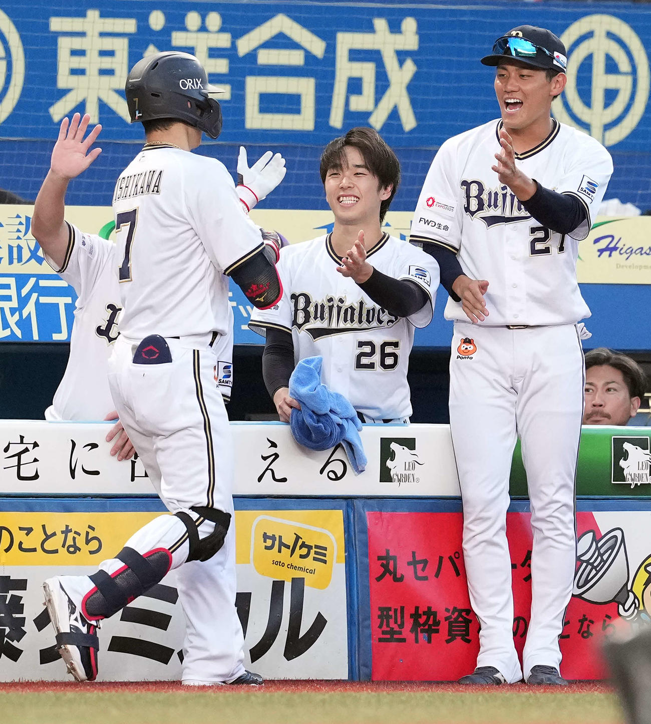 ロッテ対オリックス　4回表オリックス無死一塁、2点本塁打を放った西川を迎える先発の斎藤（中央）（撮影・たえ見朱実）