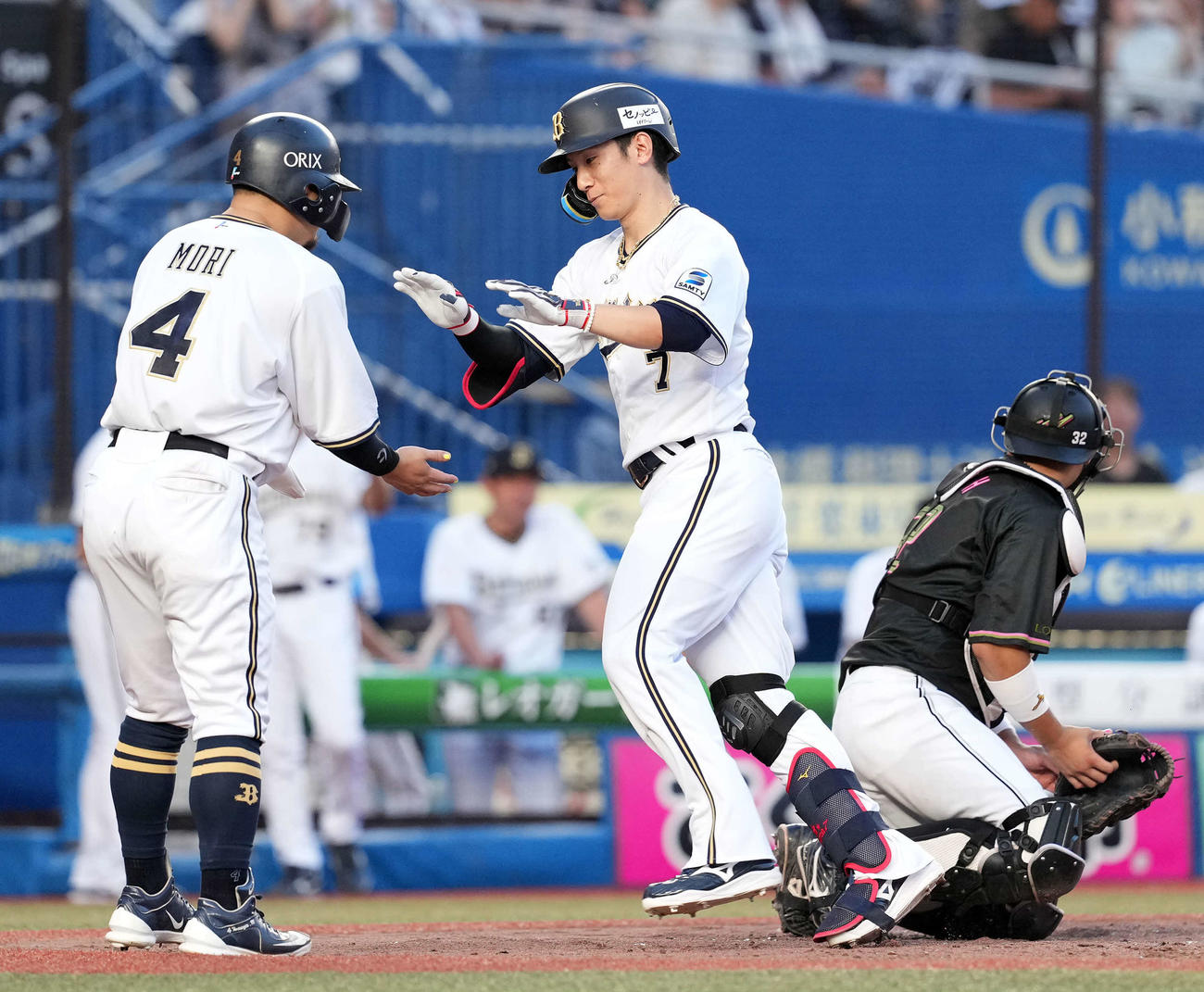 ロッテ対オリックス　4回表オリックス無死一塁、西川（右）は2点本塁打を放ち森とタッチ（撮影・たえ見朱実）