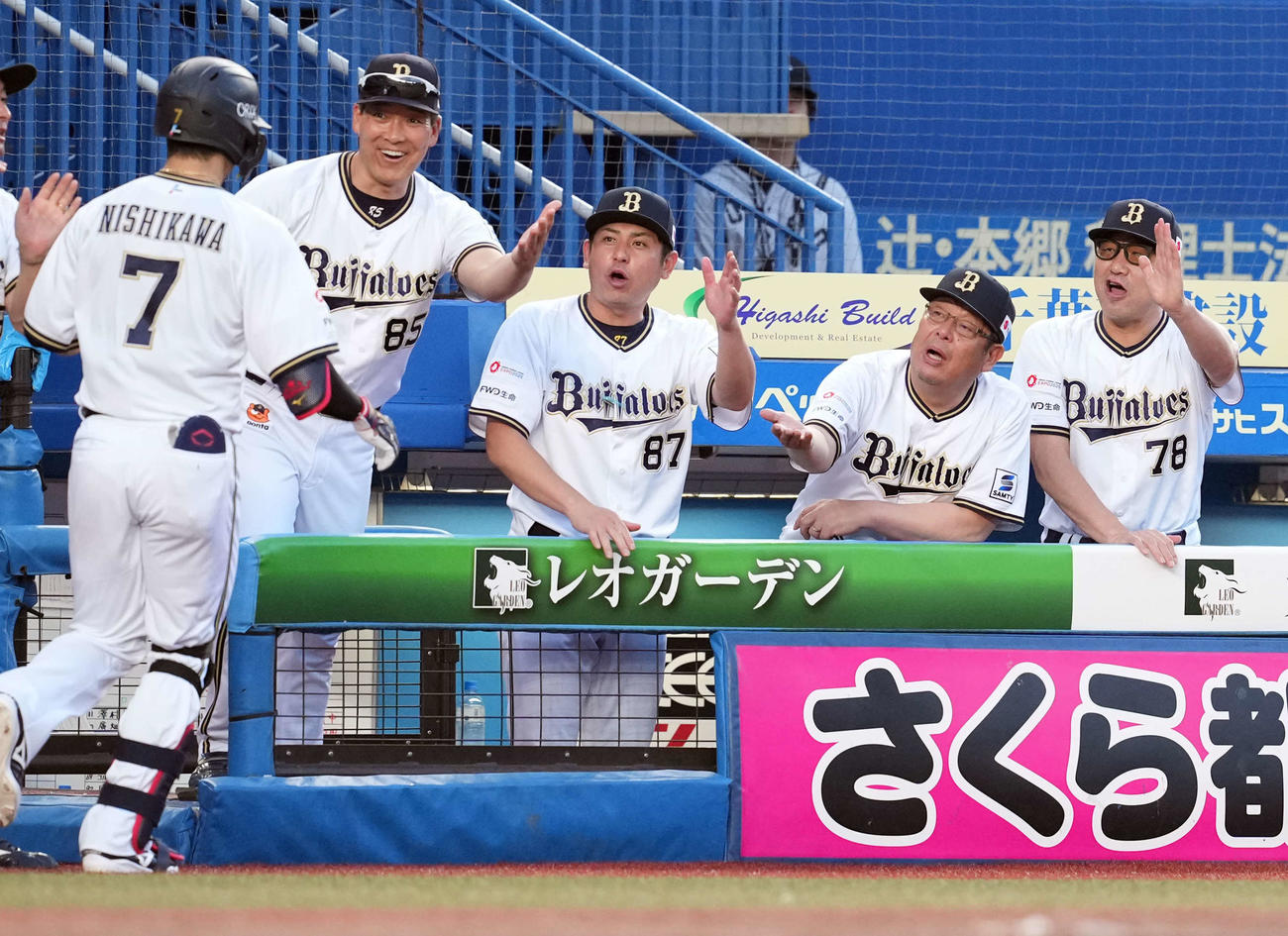 ロッテ対オリックス　4回表オリックス無死一塁、2点本塁打を放った西川を迎える中嶋監督（右端）ら（撮影・たえ見朱実）