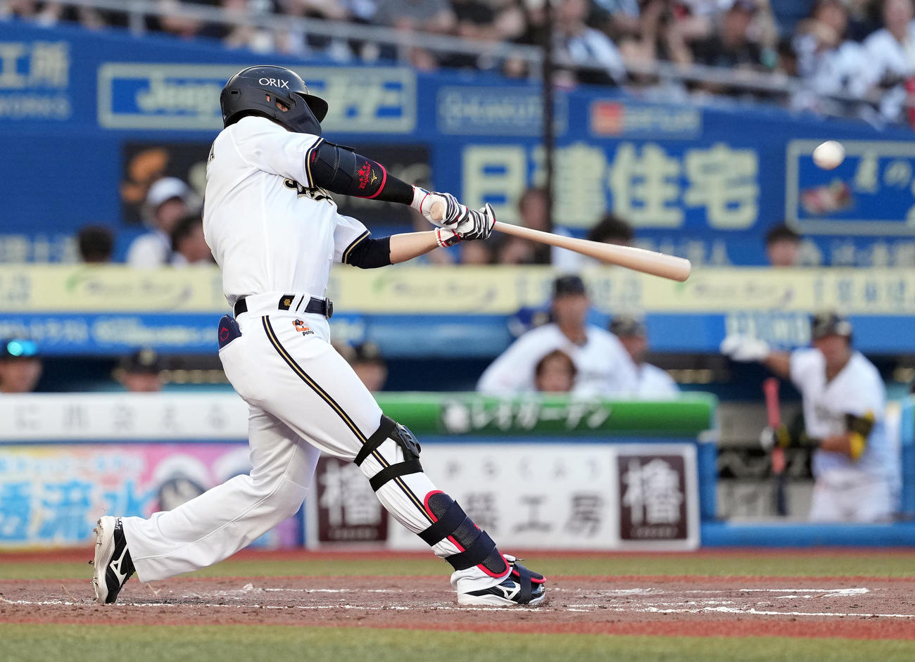 ロッテ対オリックス　4回表オリックス無死一塁、右越えに2点本塁打を放つ西川（撮影・たえ見朱実）