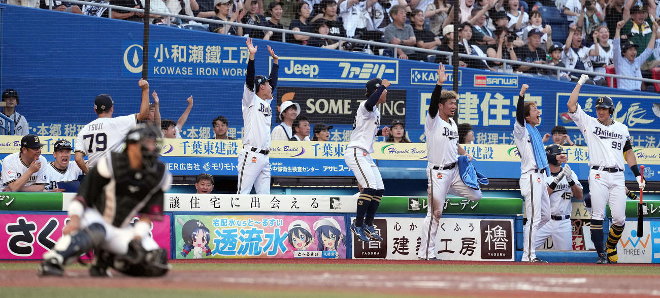 ロッテ対オリックス　4回表オリックス無死一塁、西川の2点本塁打に盛り上がるオリックスベンチ（撮影・たえ見朱実）