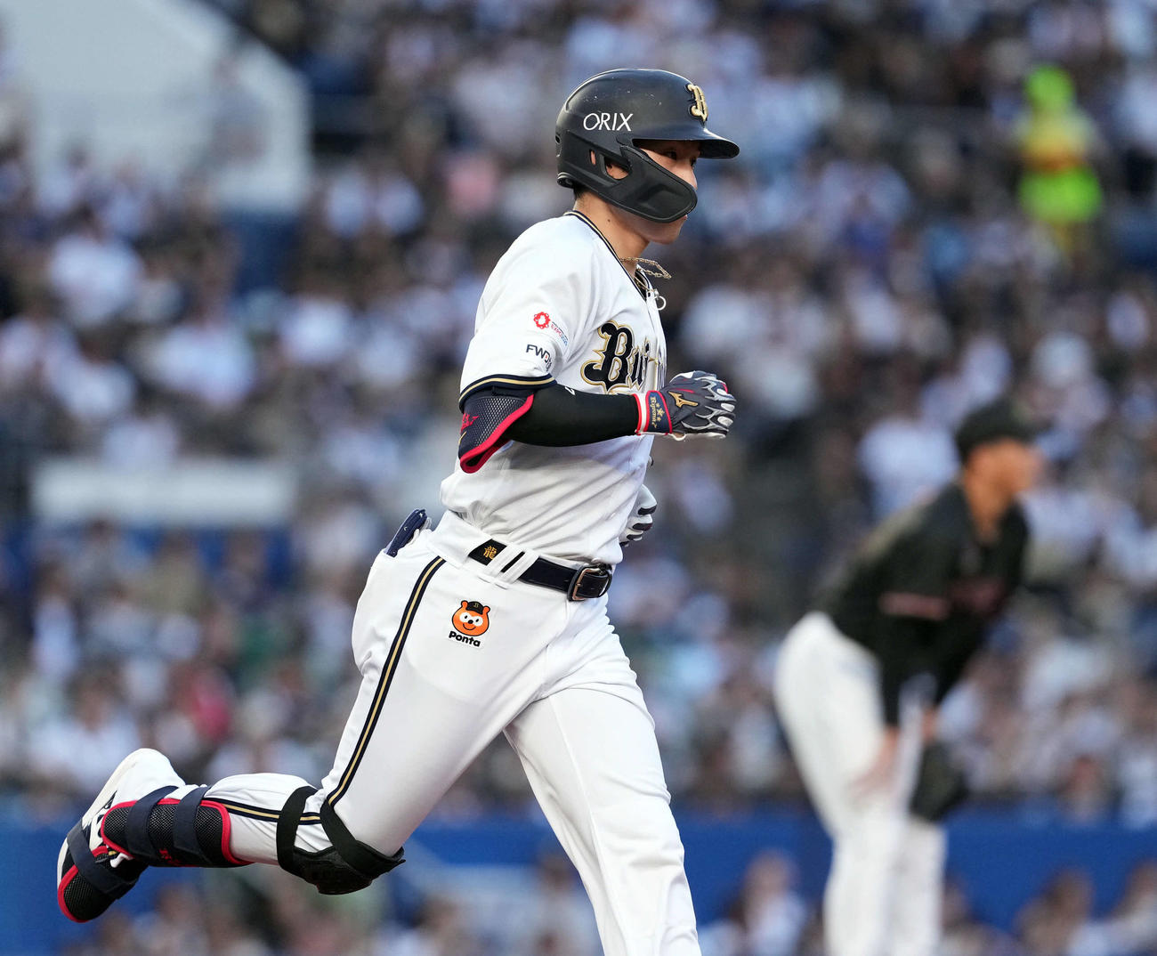 ロッテ対オリックス　4回表オリックス無死一塁、右越えに2点本塁打を放ち打球の行方を見る西川（撮影・たえ見朱実）